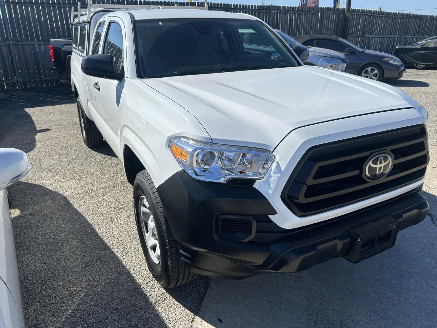 2022 White Toyota Tacoma SR5 Access Cab I4 6AT 2WD (3TYRX5GN2NT) with an 2.7L L4 DOHC 16V engine, 6A transmission, located at 1687 Business 35 S, New Braunfels, TX, 78130, (830) 625-7159, 29.655487, -98.051491 - Photo#4
