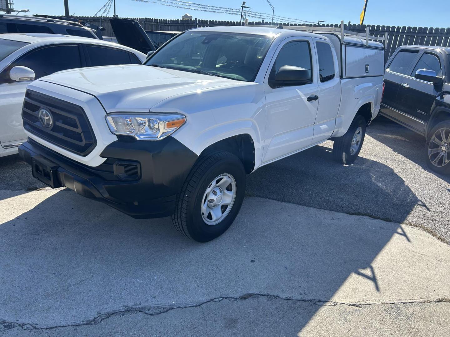 2022 White Toyota Tacoma SR5 Access Cab I4 6AT 2WD (3TYRX5GN2NT) with an 2.7L L4 DOHC 16V engine, 6A transmission, located at 1687 Business 35 S, New Braunfels, TX, 78130, (830) 625-7159, 29.655487, -98.051491 - Photo#0