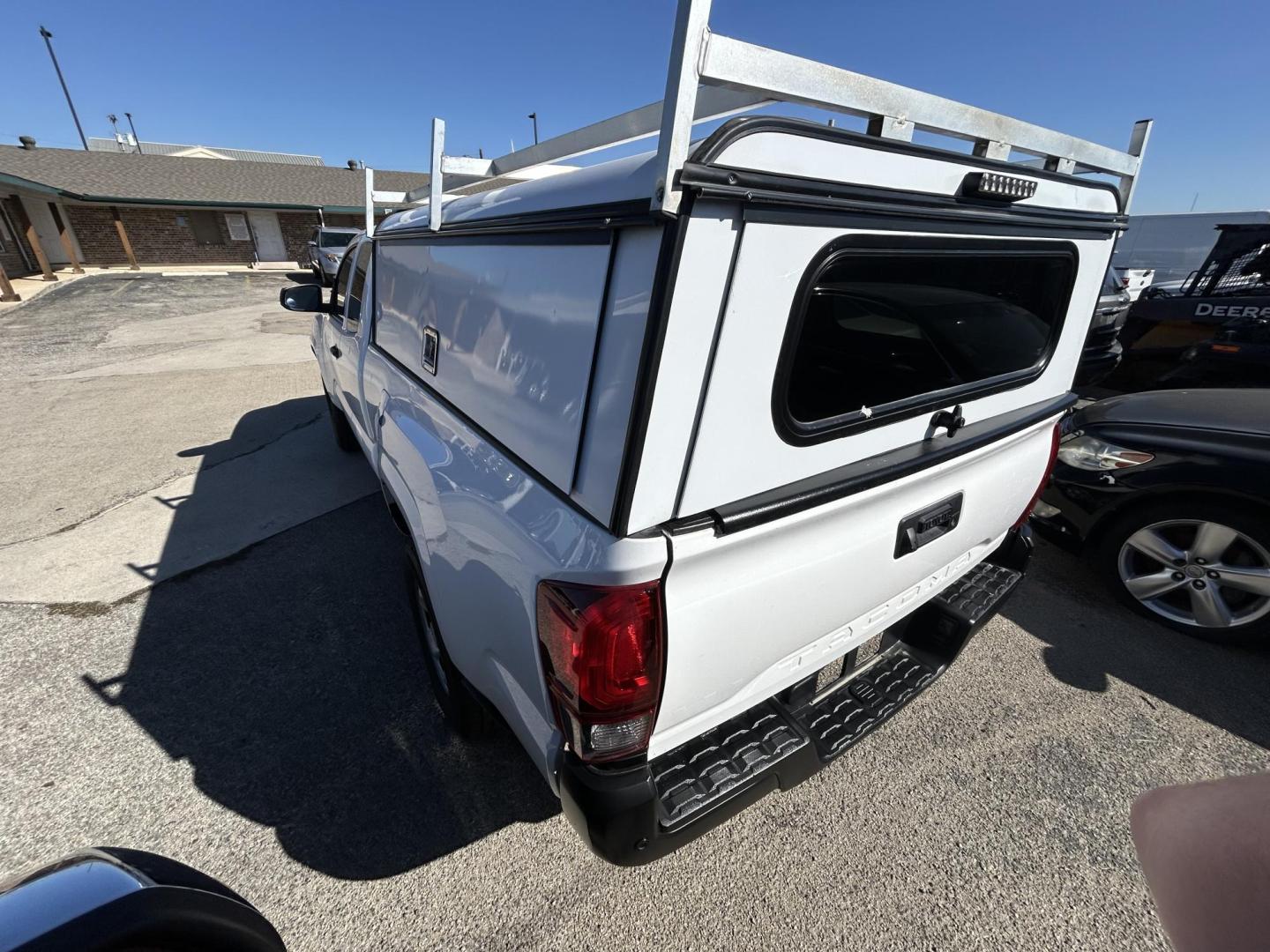 2022 White Toyota Tacoma SR5 Access Cab I4 6AT 2WD (3TYRX5GN2NT) with an 2.7L L4 DOHC 16V engine, 6A transmission, located at 1687 Business 35 S, New Braunfels, TX, 78130, (830) 625-7159, 29.655487, -98.051491 - Photo#1