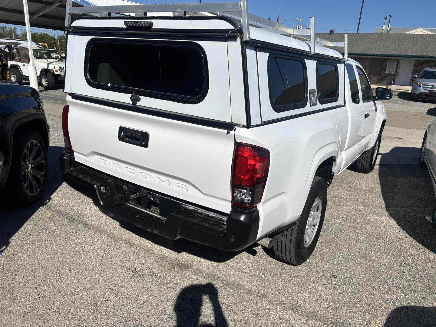 2022 White Toyota Tacoma SR5 Access Cab I4 6AT 2WD (3TYRX5GN2NT) with an 2.7L L4 DOHC 16V engine, 6A transmission, located at 1687 Business 35 S, New Braunfels, TX, 78130, (830) 625-7159, 29.655487, -98.051491 - Photo#3