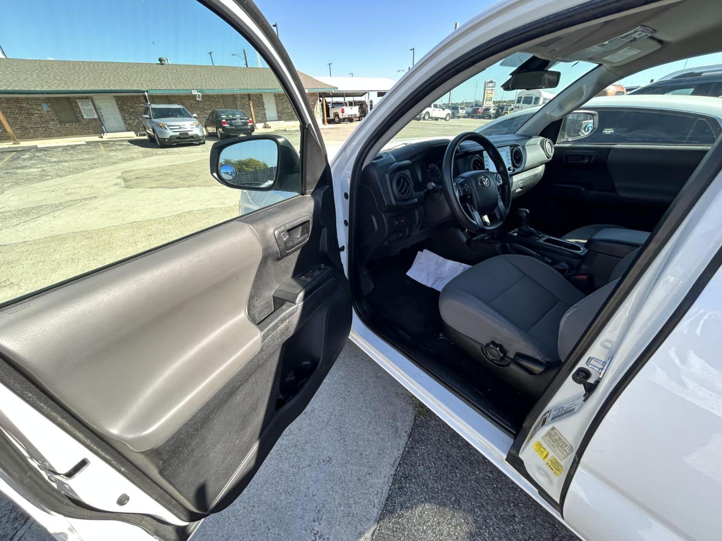 2022 White Toyota Tacoma SR5 Access Cab I4 6AT 2WD (3TYRX5GN2NT) with an 2.7L L4 DOHC 16V engine, 6A transmission, located at 1687 Business 35 S, New Braunfels, TX, 78130, (830) 625-7159, 29.655487, -98.051491 - Photo#5
