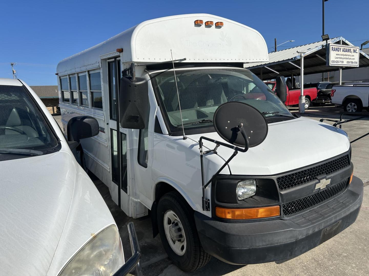 2007 White Chevrolet Express 3500 Cargo (1GBHG31V371) with an 4.8L V8 OHV 16V engine, 4-Speed Automatic Overdrive transmission, located at 1687 Business 35 S, New Braunfels, TX, 78130, (830) 625-7159, 29.655487, -98.051491 - Photo#1