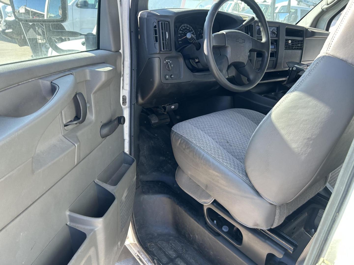 2007 White Chevrolet Express 3500 Cargo (1GBHG31V371) with an 4.8L V8 OHV 16V engine, 4-Speed Automatic Overdrive transmission, located at 1687 Business 35 S, New Braunfels, TX, 78130, (830) 625-7159, 29.655487, -98.051491 - Photo#2