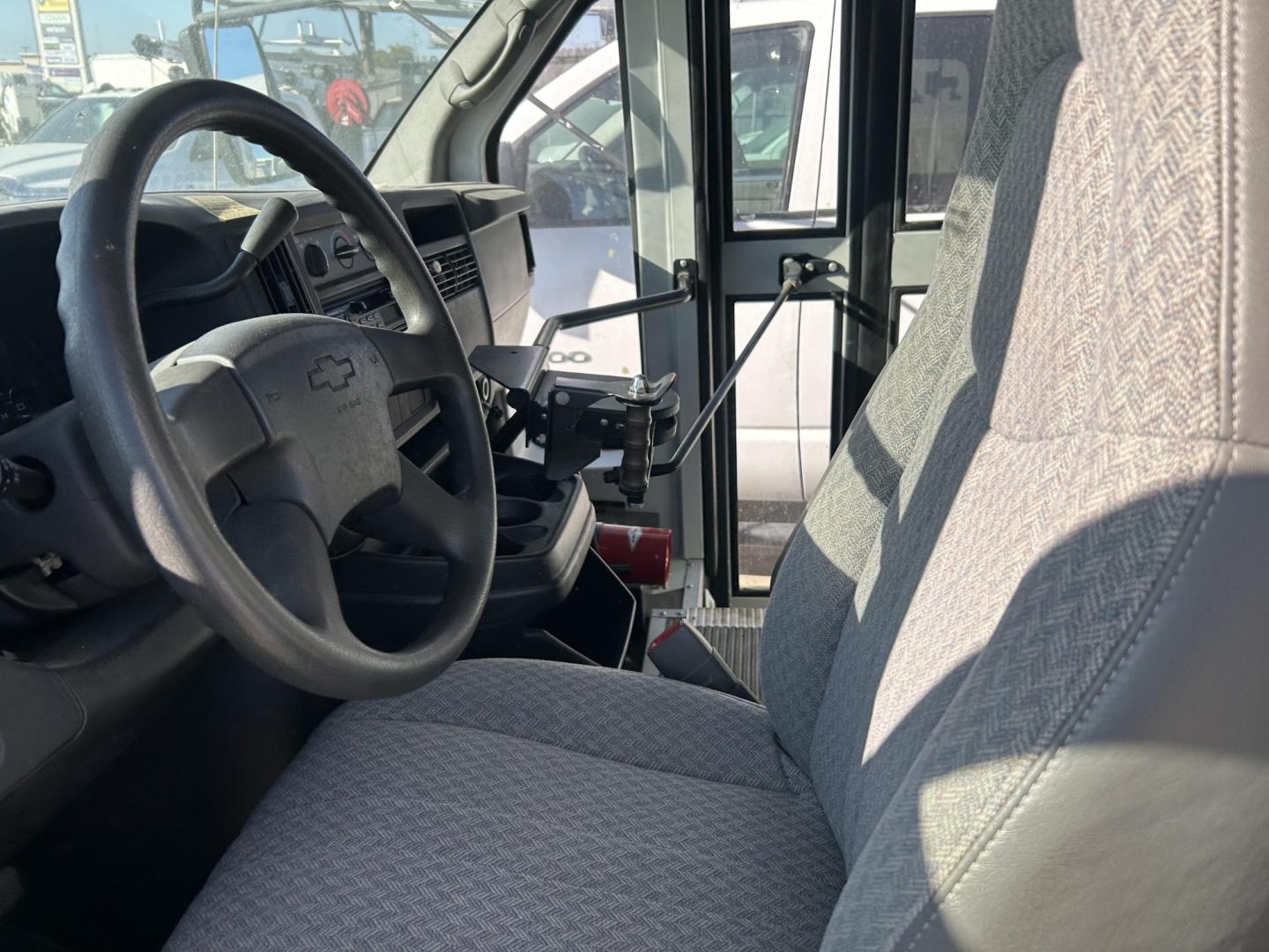 2007 White Chevrolet Express 3500 Cargo (1GBHG31V371) with an 4.8L V8 OHV 16V engine, 4-Speed Automatic Overdrive transmission, located at 1687 Business 35 S, New Braunfels, TX, 78130, (830) 625-7159, 29.655487, -98.051491 - Photo#3