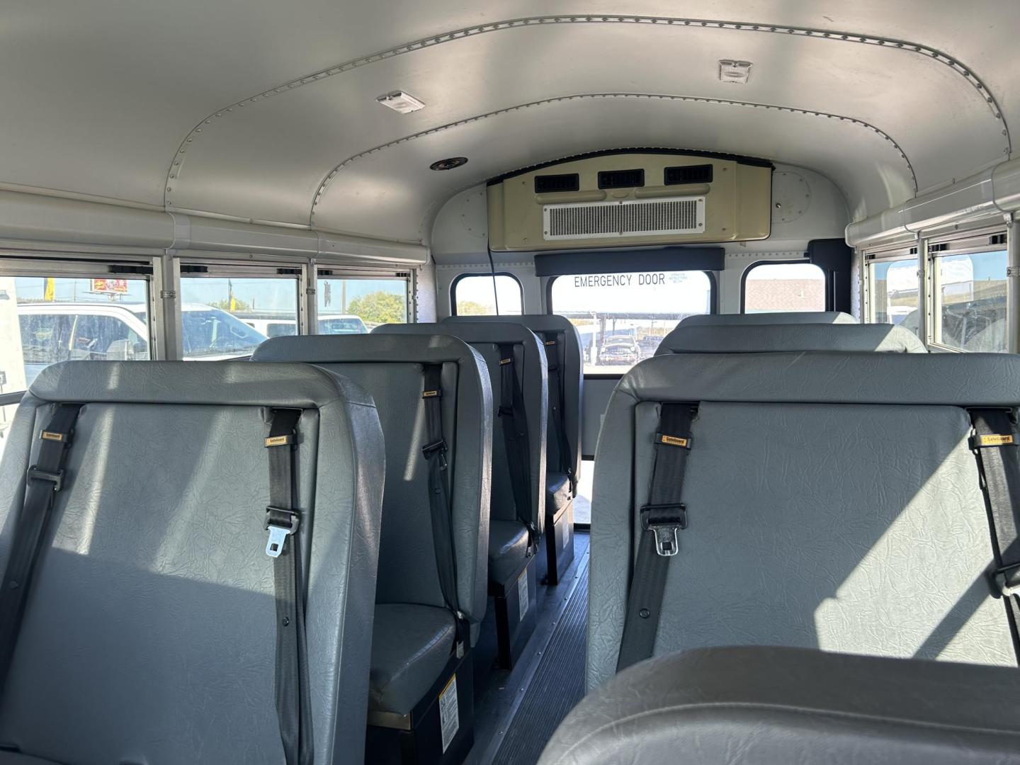 2007 White Chevrolet Express 3500 Cargo (1GBHG31V371) with an 4.8L V8 OHV 16V engine, 4-Speed Automatic Overdrive transmission, located at 1687 Business 35 S, New Braunfels, TX, 78130, (830) 625-7159, 29.655487, -98.051491 - Photo#4