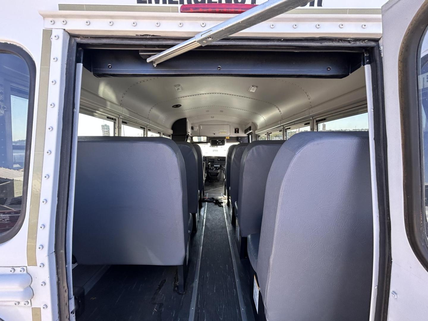 2007 White Chevrolet Express 3500 Cargo (1GBHG31V371) with an 4.8L V8 OHV 16V engine, 4-Speed Automatic Overdrive transmission, located at 1687 Business 35 S, New Braunfels, TX, 78130, (830) 625-7159, 29.655487, -98.051491 - Photo#5