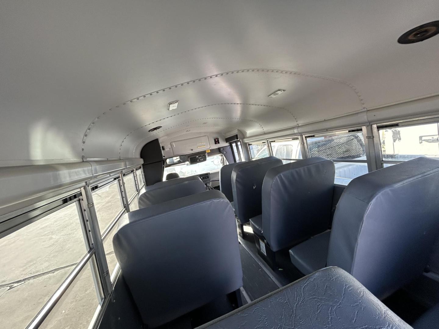 2007 White Chevrolet Express 3500 Cargo (1GBHG31V371) with an 4.8L V8 OHV 16V engine, 4-Speed Automatic Overdrive transmission, located at 1687 Business 35 S, New Braunfels, TX, 78130, (830) 625-7159, 29.655487, -98.051491 - Photo#6