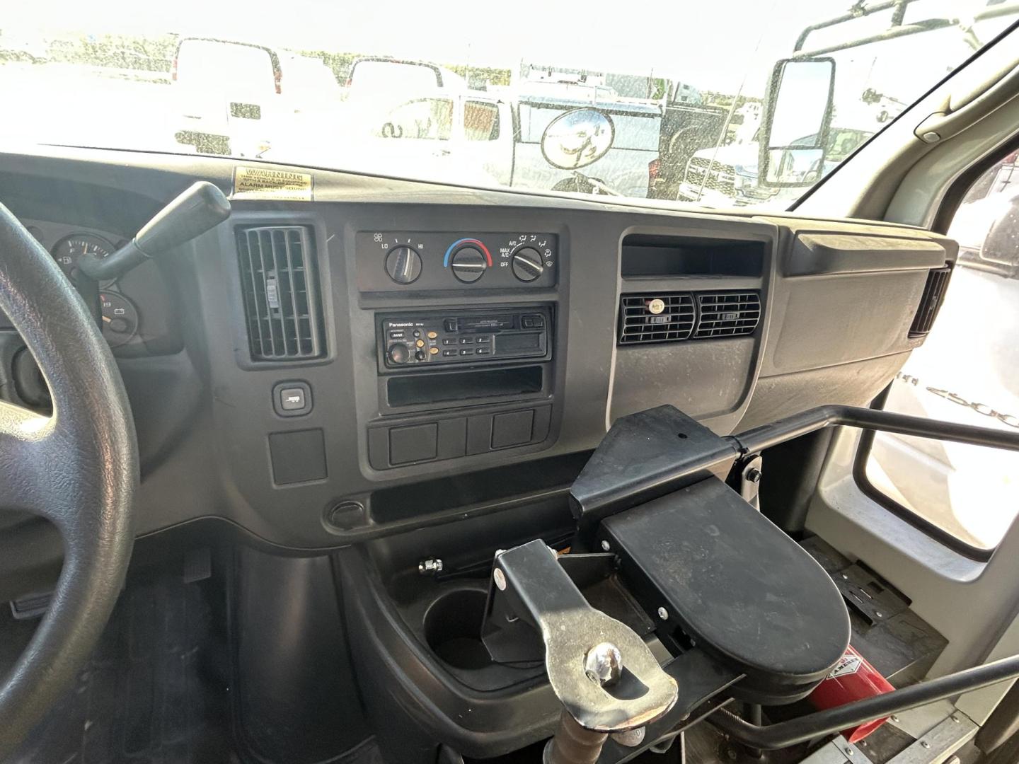 2007 White Chevrolet Express 3500 Cargo (1GBHG31V371) with an 4.8L V8 OHV 16V engine, 4-Speed Automatic Overdrive transmission, located at 1687 Business 35 S, New Braunfels, TX, 78130, (830) 625-7159, 29.655487, -98.051491 - Photo#7