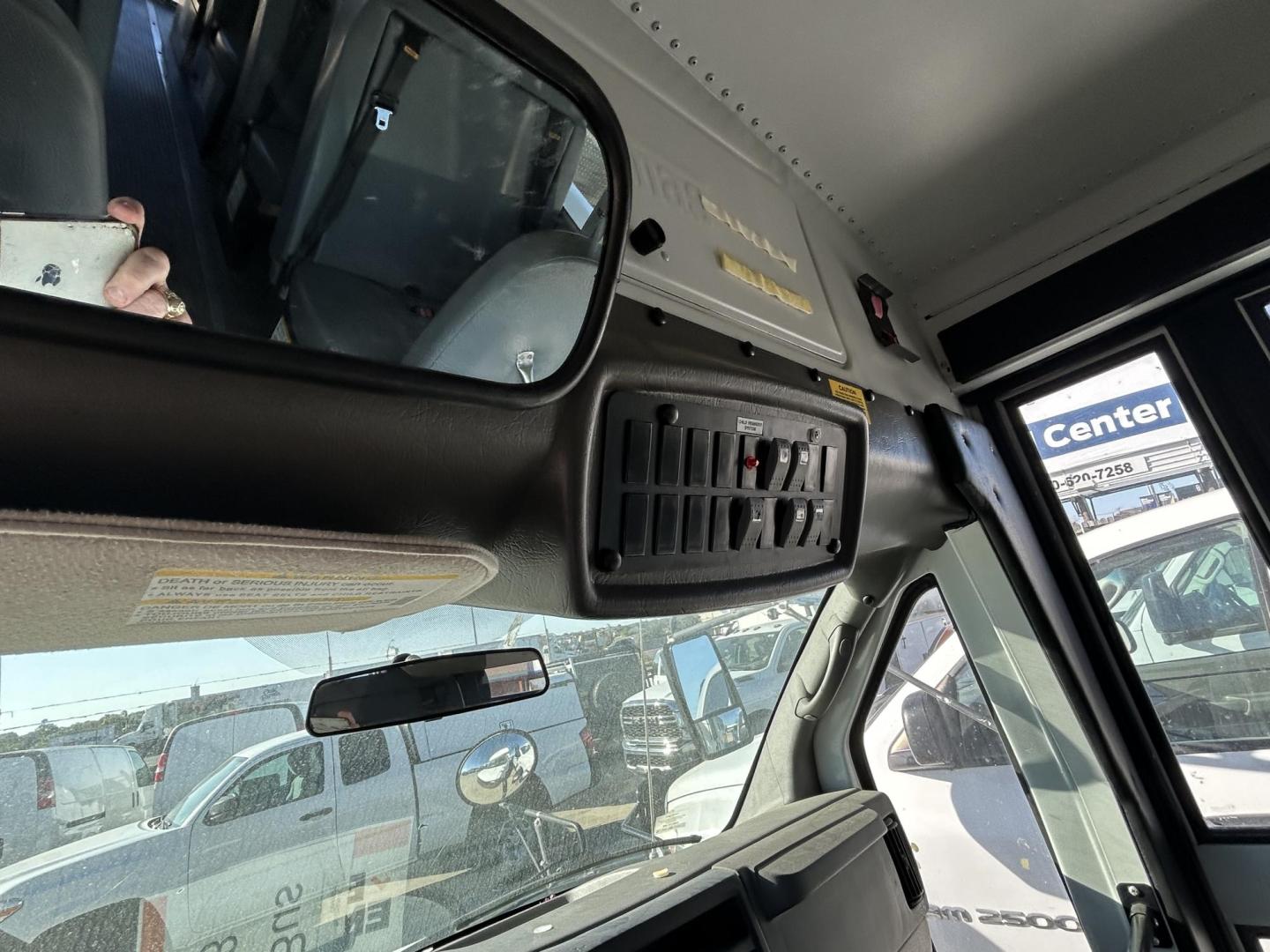 2007 White Chevrolet Express 3500 Cargo (1GBHG31V371) with an 4.8L V8 OHV 16V engine, 4-Speed Automatic Overdrive transmission, located at 1687 Business 35 S, New Braunfels, TX, 78130, (830) 625-7159, 29.655487, -98.051491 - Photo#8