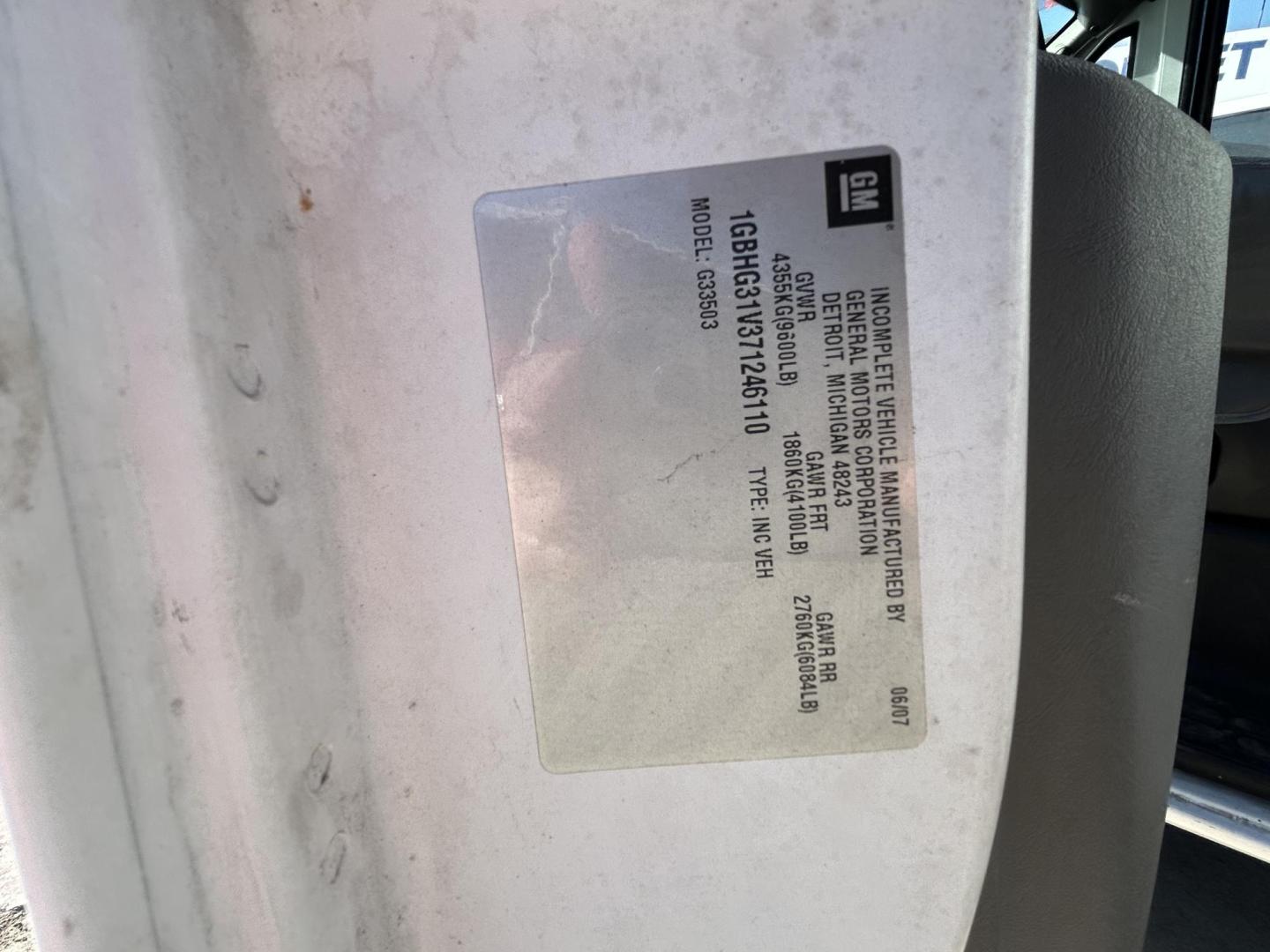 2007 White Chevrolet Express 3500 Cargo (1GBHG31V371) with an 4.8L V8 OHV 16V engine, 4-Speed Automatic Overdrive transmission, located at 1687 Business 35 S, New Braunfels, TX, 78130, (830) 625-7159, 29.655487, -98.051491 - Photo#10