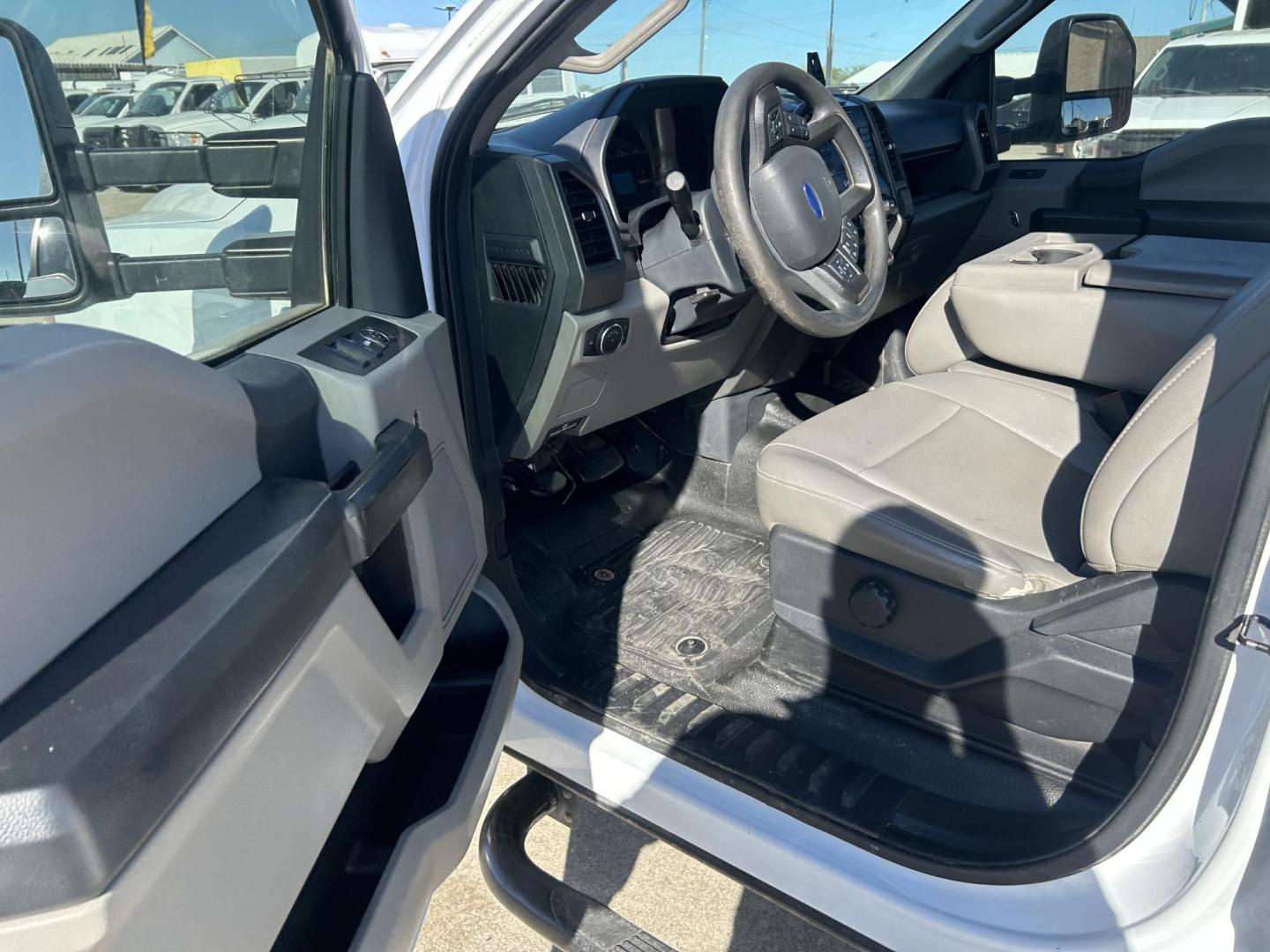 2022 White Ford F-250 SD XL Crew Cab 4WD (1FT7W2BTXNE) with an 6.7L V8 OHV 16V DIESEL engine, 6A transmission, located at 1687 Business 35 S, New Braunfels, TX, 78130, (830) 625-7159, 29.655487, -98.051491 - Photo#5