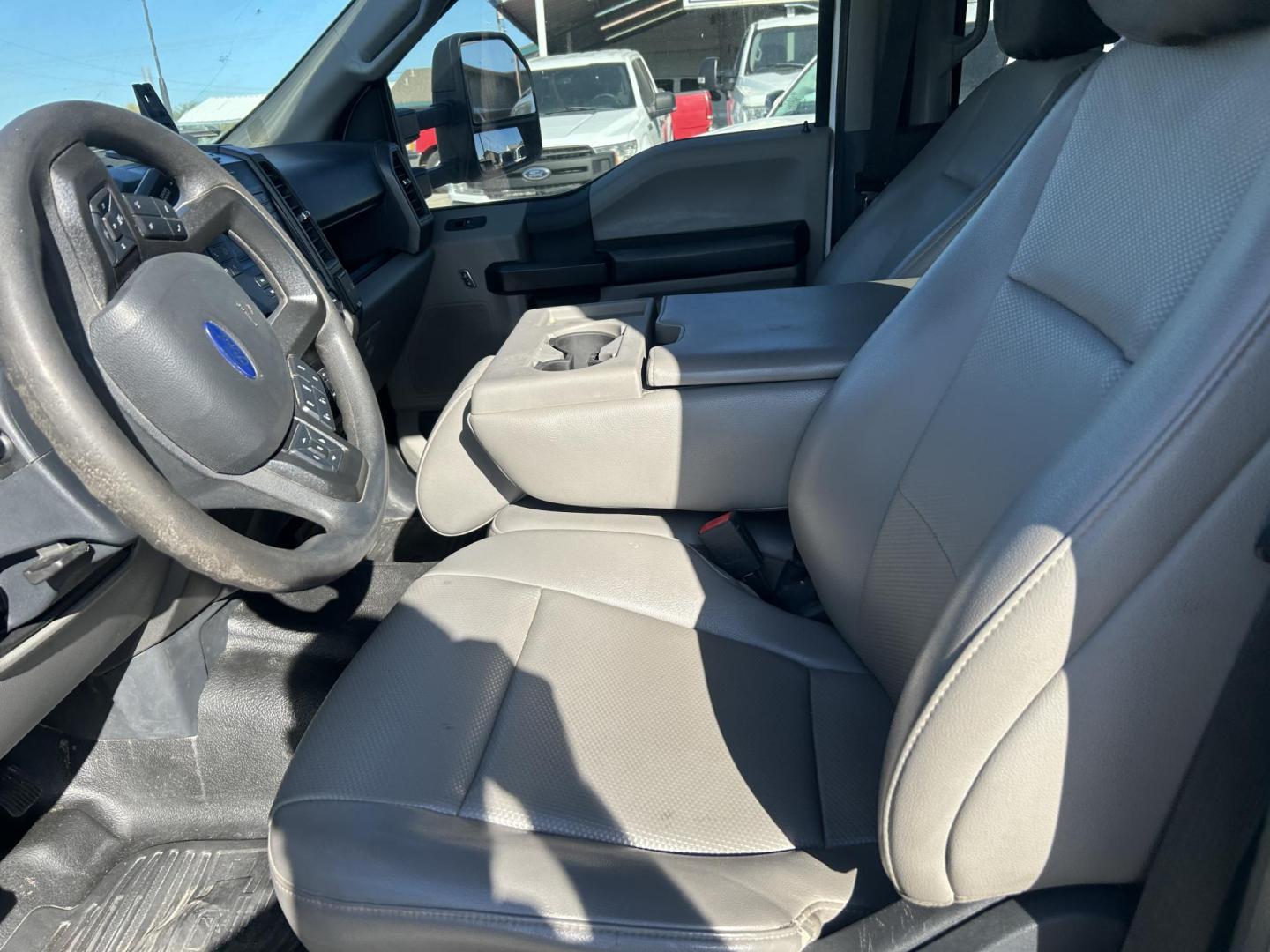 2022 White Ford F-250 SD XL Crew Cab 4WD (1FT7W2BTXNE) with an 6.7L V8 OHV 16V DIESEL engine, 6A transmission, located at 1687 Business 35 S, New Braunfels, TX, 78130, (830) 625-7159, 29.655487, -98.051491 - Photo#4