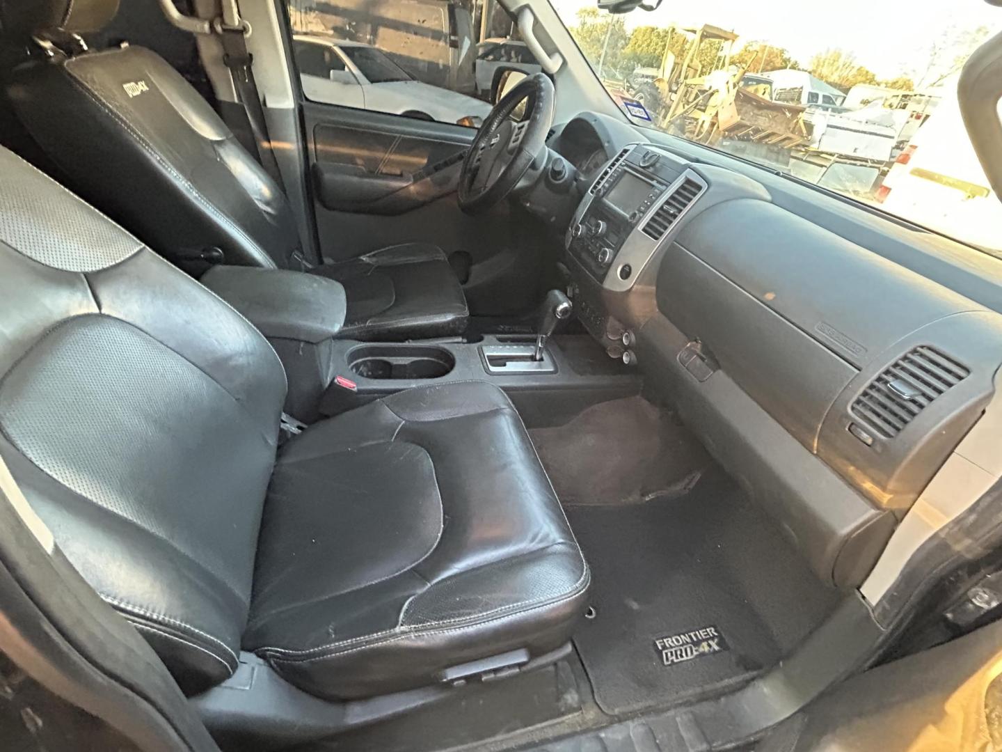 2014 Black /Black Nissan Frontier SL Crew Cab 4WD (1N6AD0EV2EN) with an 4.0L V6 DOHC 24V engine, 5-Speed Automatic transmission, located at 1687 Business 35 S, New Braunfels, TX, 78130, (830) 625-7159, 29.655487, -98.051491 - Photo#6