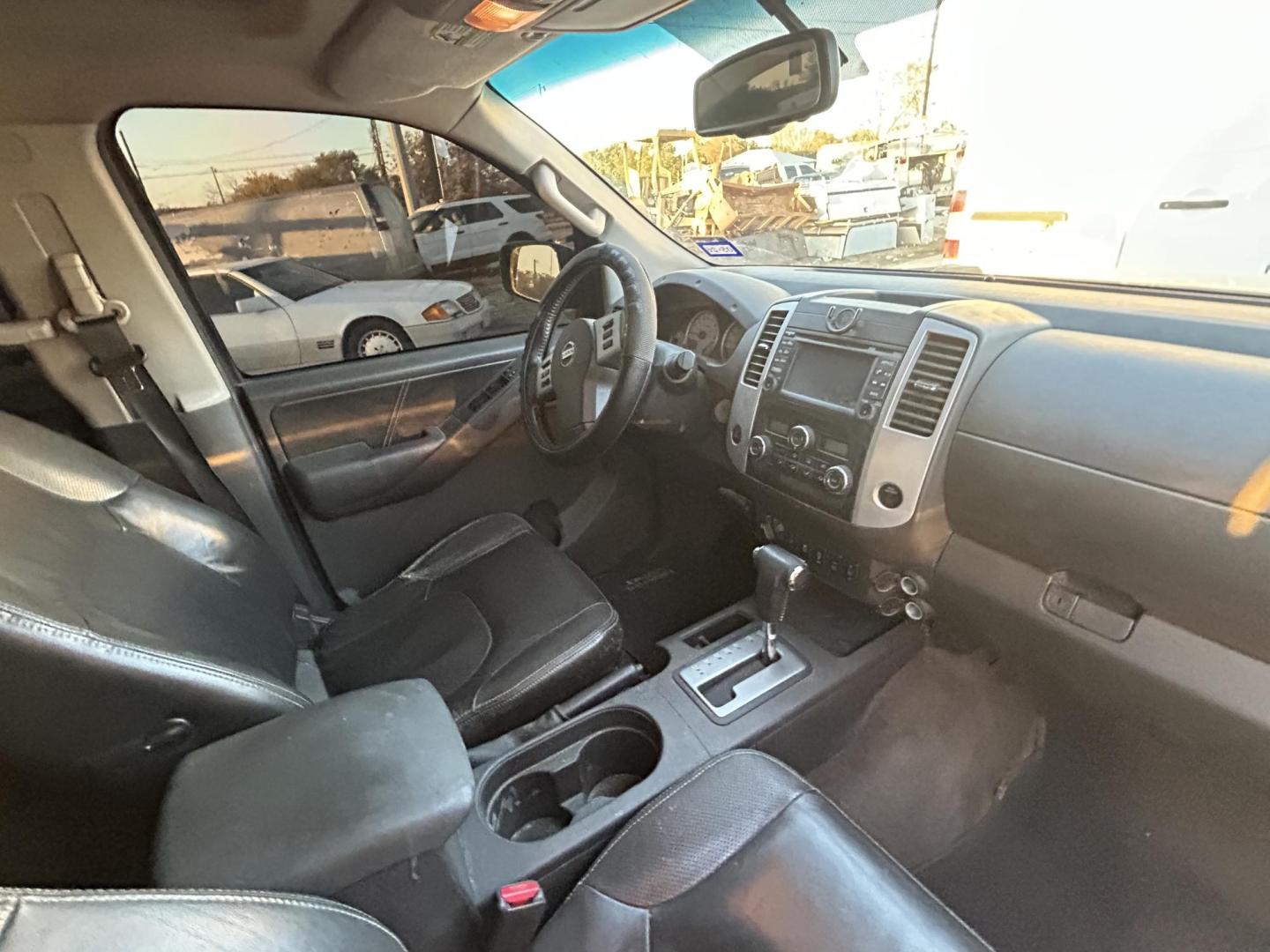 2014 Black /Black Nissan Frontier SL Crew Cab 4WD (1N6AD0EV2EN) with an 4.0L V6 DOHC 24V engine, 5-Speed Automatic transmission, located at 1687 Business 35 S, New Braunfels, TX, 78130, (830) 625-7159, 29.655487, -98.051491 - Photo#9