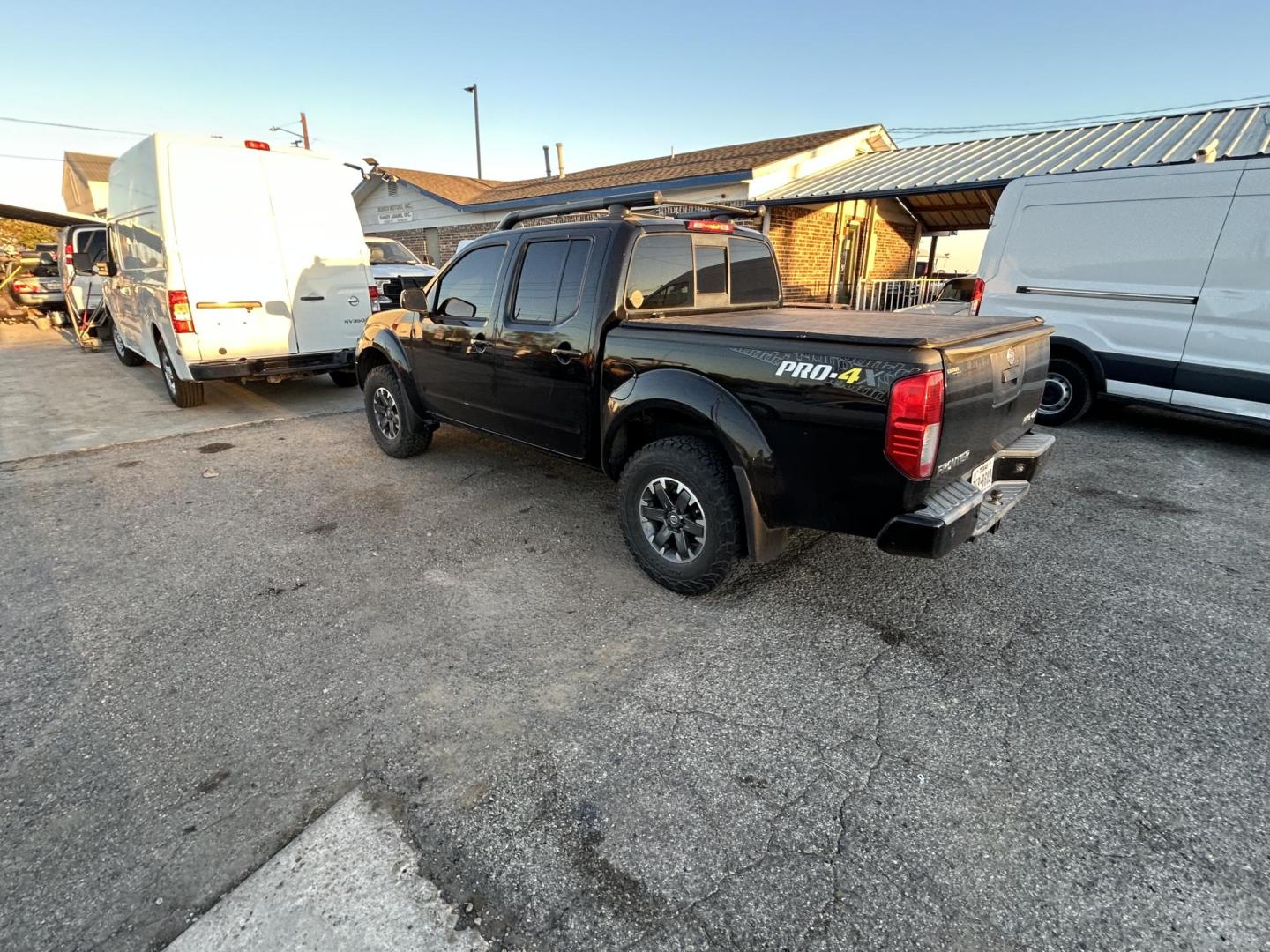 2014 Black /Black Nissan Frontier SL Crew Cab 4WD (1N6AD0EV2EN) with an 4.0L V6 DOHC 24V engine, 5-Speed Automatic transmission, located at 1687 Business 35 S, New Braunfels, TX, 78130, (830) 625-7159, 29.655487, -98.051491 - Photo#1