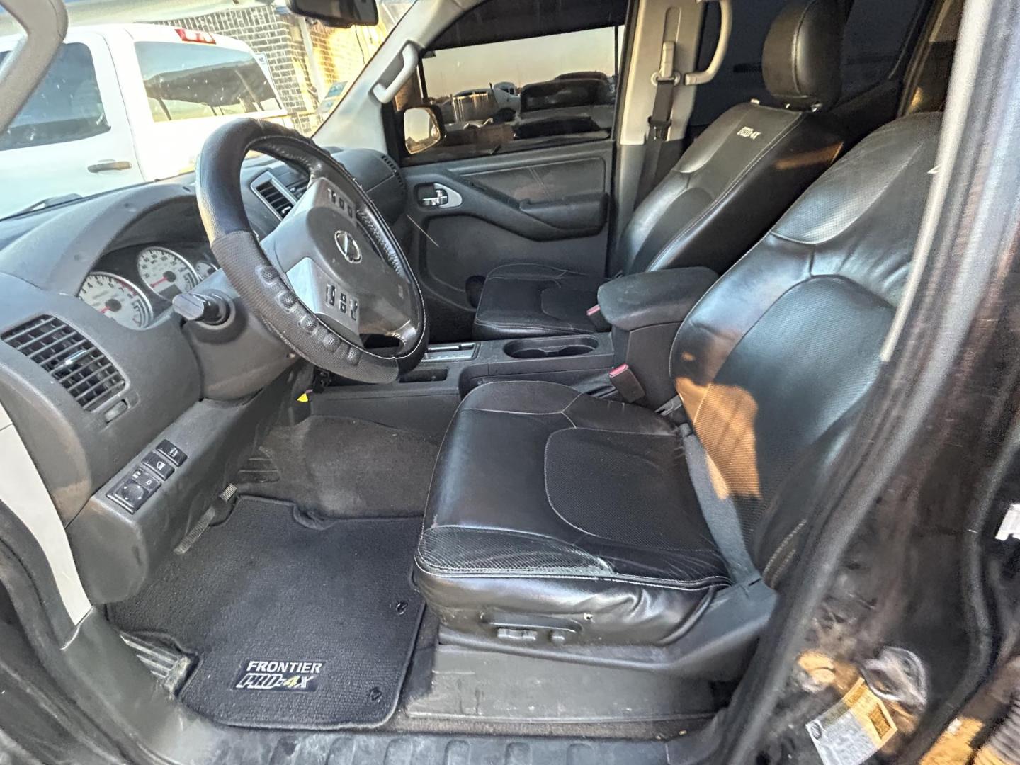 2014 Black /Black Nissan Frontier SL Crew Cab 4WD (1N6AD0EV2EN) with an 4.0L V6 DOHC 24V engine, 5-Speed Automatic transmission, located at 1687 Business 35 S, New Braunfels, TX, 78130, (830) 625-7159, 29.655487, -98.051491 - Photo#5