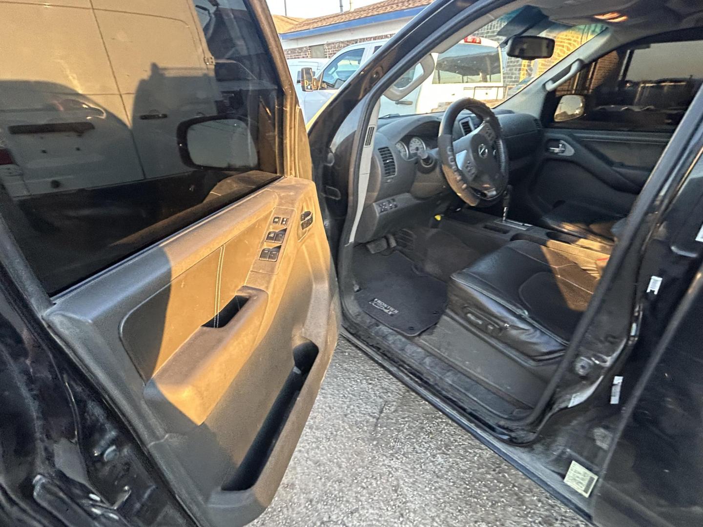 2014 Black /Black Nissan Frontier SL Crew Cab 4WD (1N6AD0EV2EN) with an 4.0L V6 DOHC 24V engine, 5-Speed Automatic transmission, located at 1687 Business 35 S, New Braunfels, TX, 78130, (830) 625-7159, 29.655487, -98.051491 - Photo#4