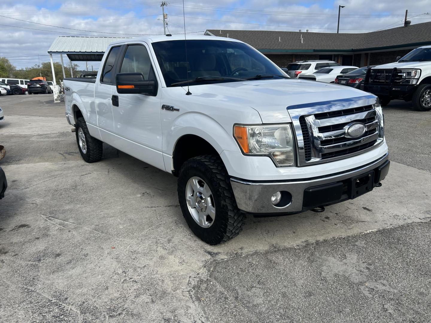 2009 White Ford F-150 FX4 SuperCab 5.5-ft. Bed 4WD (1FTPX14V59F) with an 5.4L V8 SOHC 24V FFV engine, 4-Speed Automatic transmission, located at 1687 Business 35 S, New Braunfels, TX, 78130, (830) 625-7159, 29.655487, -98.051491 - Photo#1