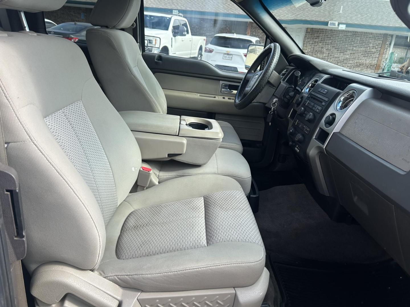 2009 White Ford F-150 FX4 SuperCab 5.5-ft. Bed 4WD (1FTPX14V59F) with an 5.4L V8 SOHC 24V FFV engine, 4-Speed Automatic transmission, located at 1687 Business 35 S, New Braunfels, TX, 78130, (830) 625-7159, 29.655487, -98.051491 - Photo#2