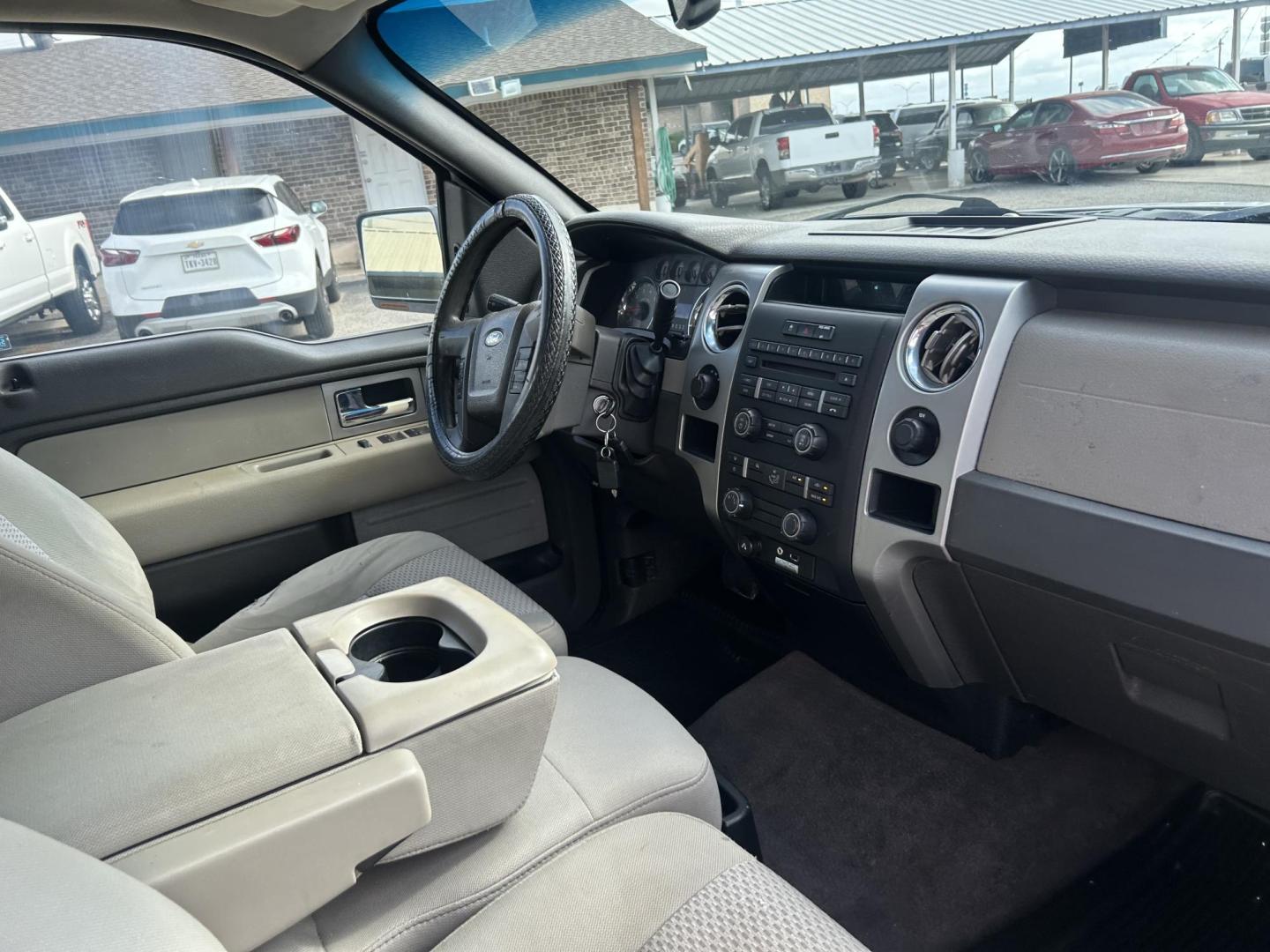 2009 White Ford F-150 FX4 SuperCab 5.5-ft. Bed 4WD (1FTPX14V59F) with an 5.4L V8 SOHC 24V FFV engine, 4-Speed Automatic transmission, located at 1687 Business 35 S, New Braunfels, TX, 78130, (830) 625-7159, 29.655487, -98.051491 - Photo#3