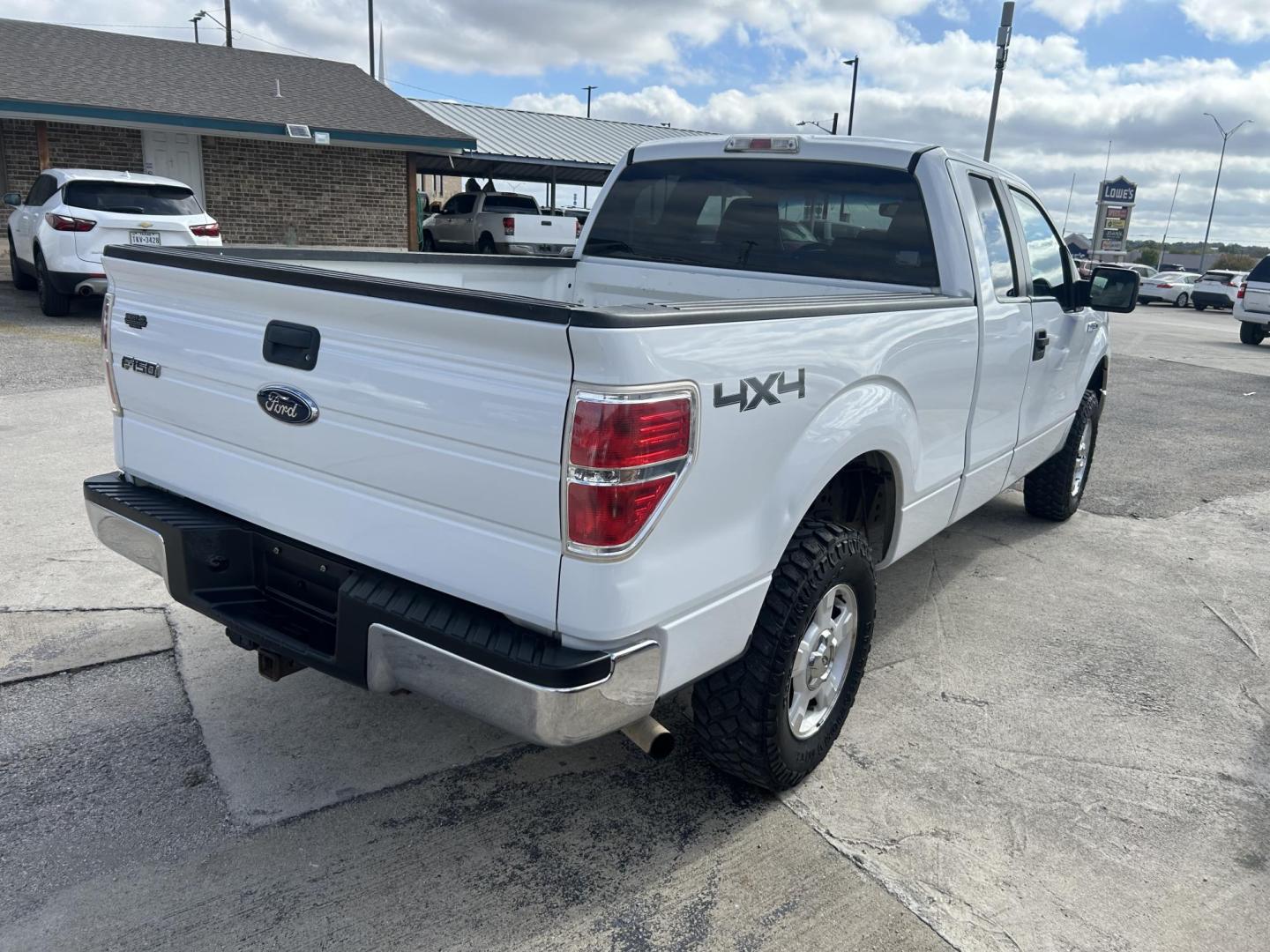 2009 White Ford F-150 FX4 SuperCab 5.5-ft. Bed 4WD (1FTPX14V59F) with an 5.4L V8 SOHC 24V FFV engine, 4-Speed Automatic transmission, located at 1687 Business 35 S, New Braunfels, TX, 78130, (830) 625-7159, 29.655487, -98.051491 - Photo#5