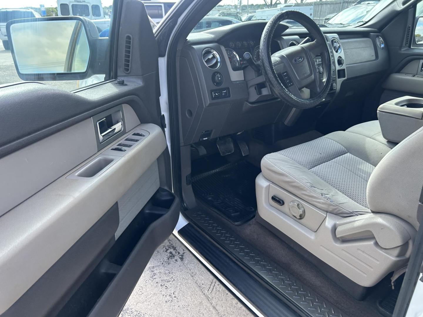 2009 White Ford F-150 FX4 SuperCab 5.5-ft. Bed 4WD (1FTPX14V59F) with an 5.4L V8 SOHC 24V FFV engine, 4-Speed Automatic transmission, located at 1687 Business 35 S, New Braunfels, TX, 78130, (830) 625-7159, 29.655487, -98.051491 - Photo#7