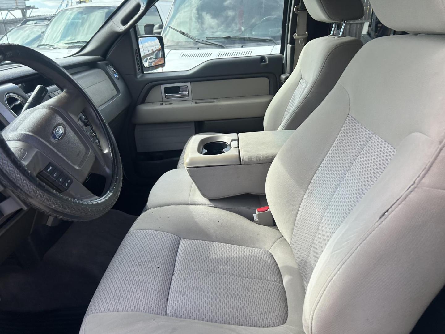 2009 White Ford F-150 FX4 SuperCab 5.5-ft. Bed 4WD (1FTPX14V59F) with an 5.4L V8 SOHC 24V FFV engine, 4-Speed Automatic transmission, located at 1687 Business 35 S, New Braunfels, TX, 78130, (830) 625-7159, 29.655487, -98.051491 - Photo#8