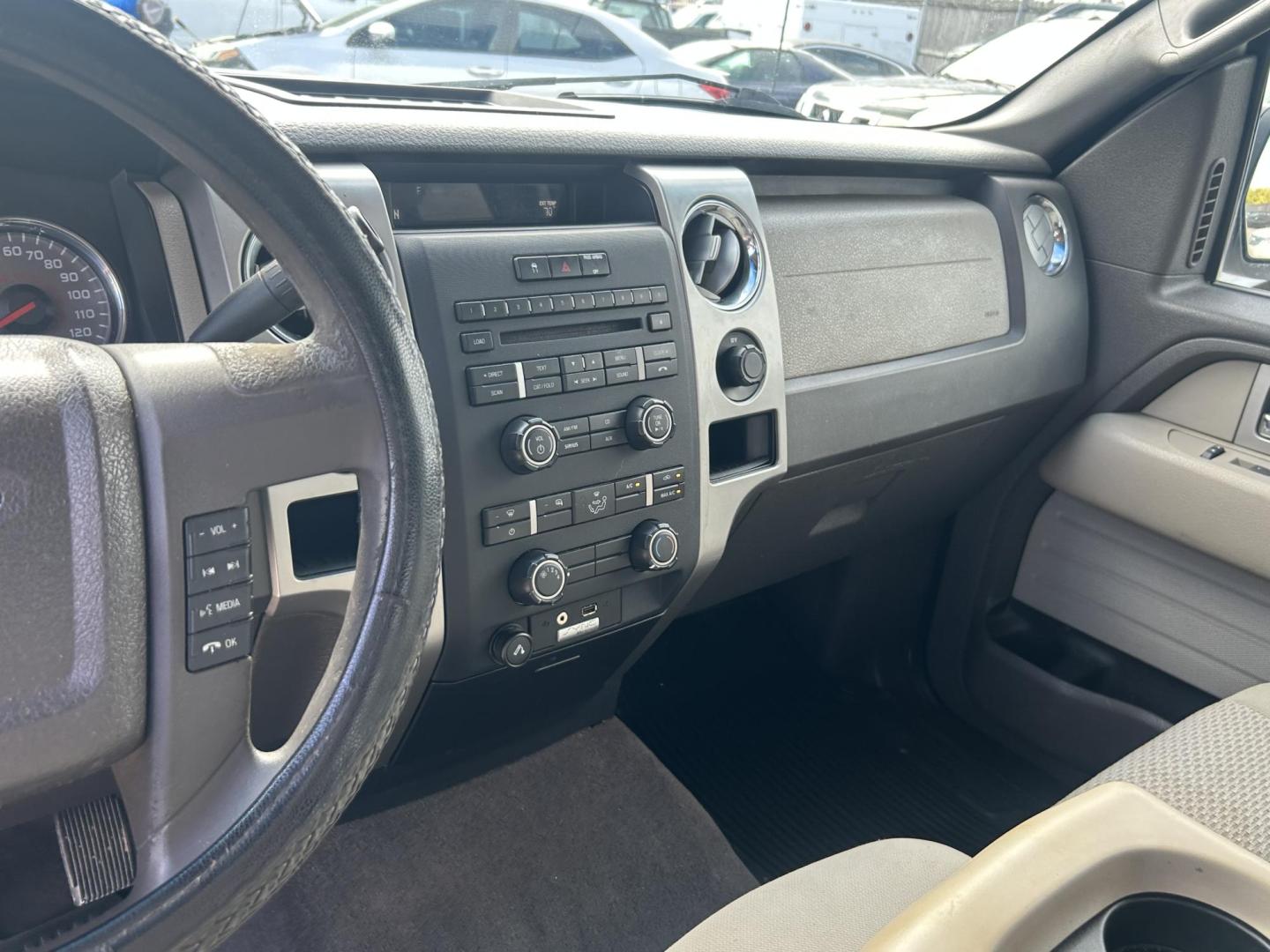 2009 White Ford F-150 FX4 SuperCab 5.5-ft. Bed 4WD (1FTPX14V59F) with an 5.4L V8 SOHC 24V FFV engine, 4-Speed Automatic transmission, located at 1687 Business 35 S, New Braunfels, TX, 78130, (830) 625-7159, 29.655487, -98.051491 - Photo#11