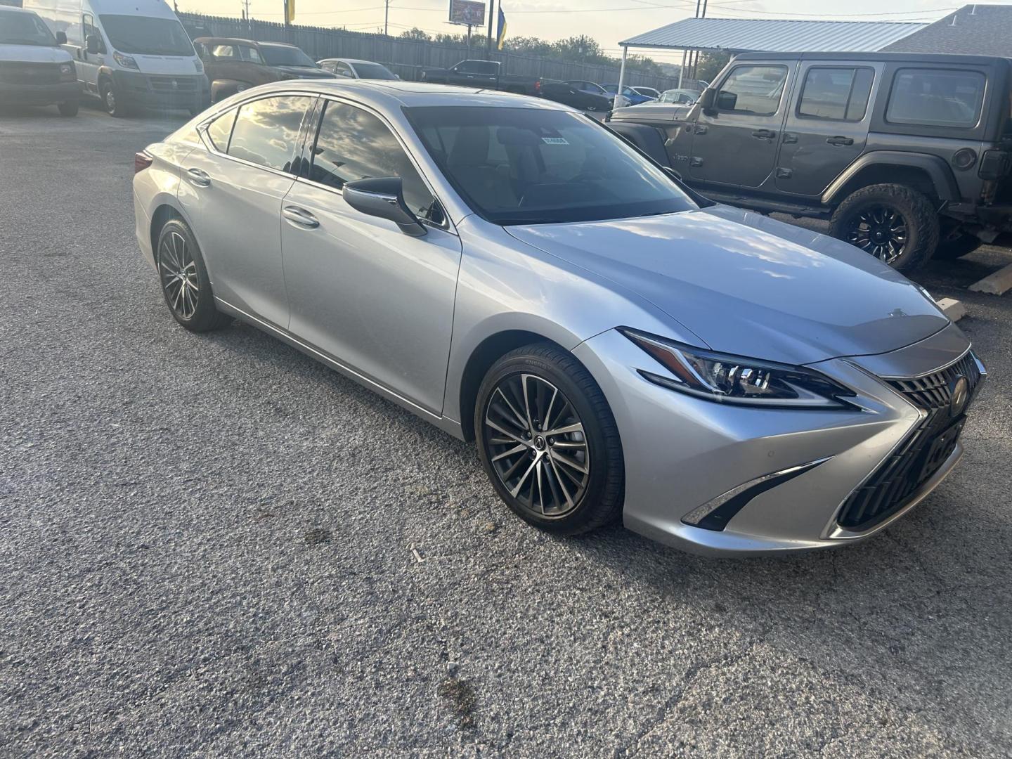 2024 Silver Lexus ES 350 Base (58ADZ1B19RU) with an 3.5L V6 DOHC 24V engine, 8A transmission, located at 1687 Business 35 S, New Braunfels, TX, 78130, (830) 625-7159, 29.655487, -98.051491 - Photo#1