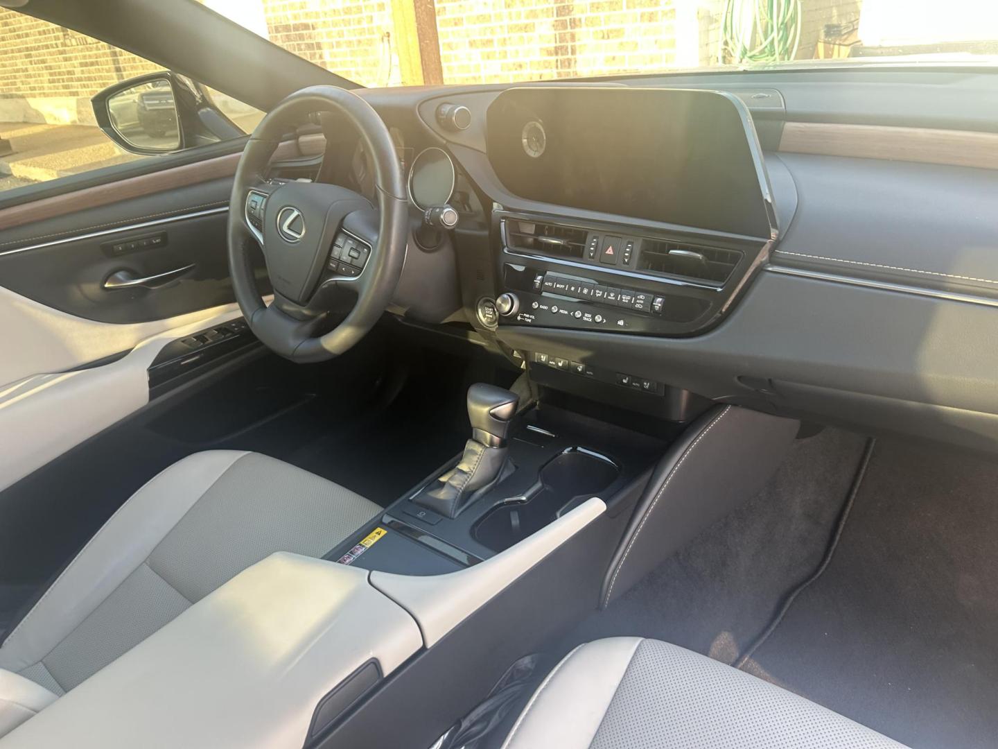 2024 Silver Lexus ES 350 Base (58ADZ1B19RU) with an 3.5L V6 DOHC 24V engine, 8A transmission, located at 1687 Business 35 S, New Braunfels, TX, 78130, (830) 625-7159, 29.655487, -98.051491 - Photo#3