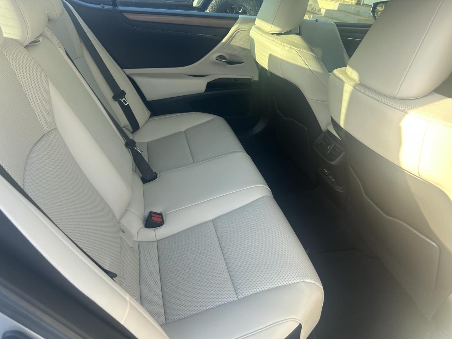 2024 Silver Lexus ES 350 Base (58ADZ1B19RU) with an 3.5L V6 DOHC 24V engine, 8A transmission, located at 1687 Business 35 S, New Braunfels, TX, 78130, (830) 625-7159, 29.655487, -98.051491 - Photo#4