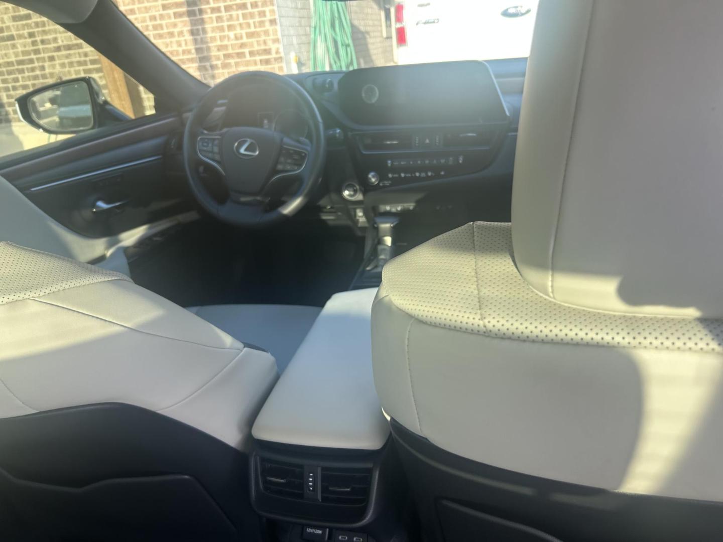 2024 Silver Lexus ES 350 Base (58ADZ1B19RU) with an 3.5L V6 DOHC 24V engine, 8A transmission, located at 1687 Business 35 S, New Braunfels, TX, 78130, (830) 625-7159, 29.655487, -98.051491 - Photo#5