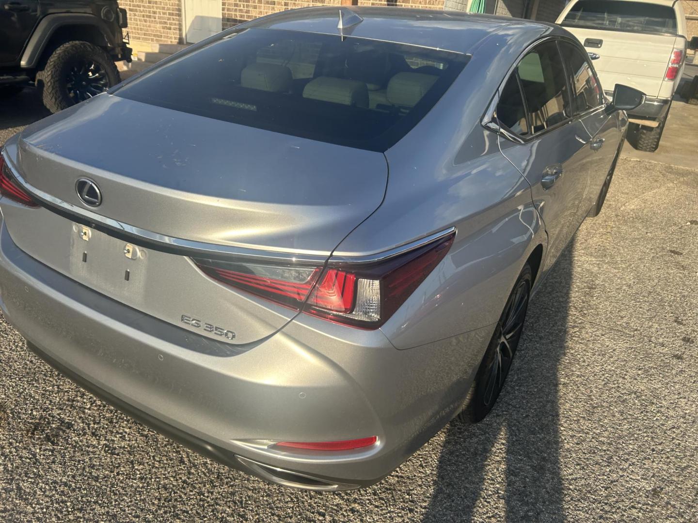 2024 Silver Lexus ES 350 Base (58ADZ1B19RU) with an 3.5L V6 DOHC 24V engine, 8A transmission, located at 1687 Business 35 S, New Braunfels, TX, 78130, (830) 625-7159, 29.655487, -98.051491 - Photo#6