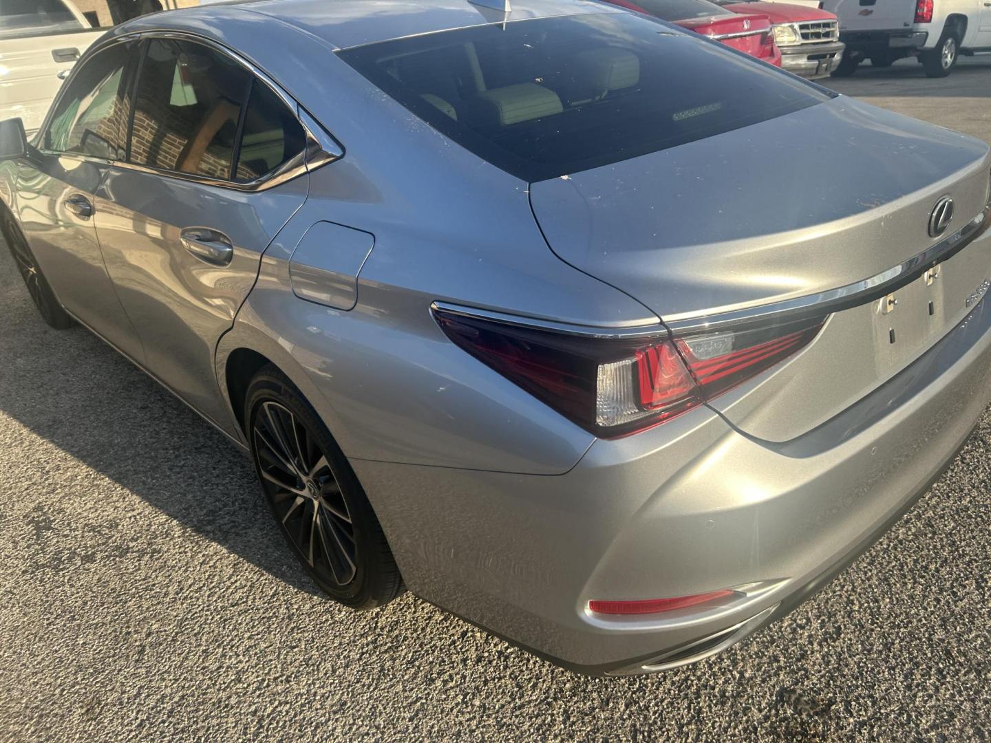 2024 Silver Lexus ES 350 Base (58ADZ1B19RU) with an 3.5L V6 DOHC 24V engine, 8A transmission, located at 1687 Business 35 S, New Braunfels, TX, 78130, (830) 625-7159, 29.655487, -98.051491 - Photo#7