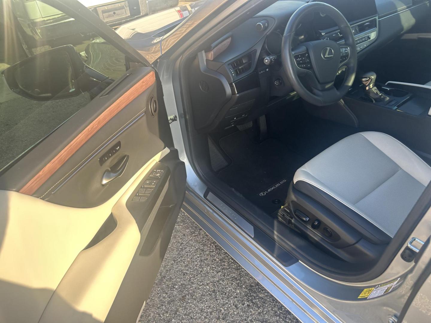 2024 Silver Lexus ES 350 Base (58ADZ1B19RU) with an 3.5L V6 DOHC 24V engine, 8A transmission, located at 1687 Business 35 S, New Braunfels, TX, 78130, (830) 625-7159, 29.655487, -98.051491 - Photo#9