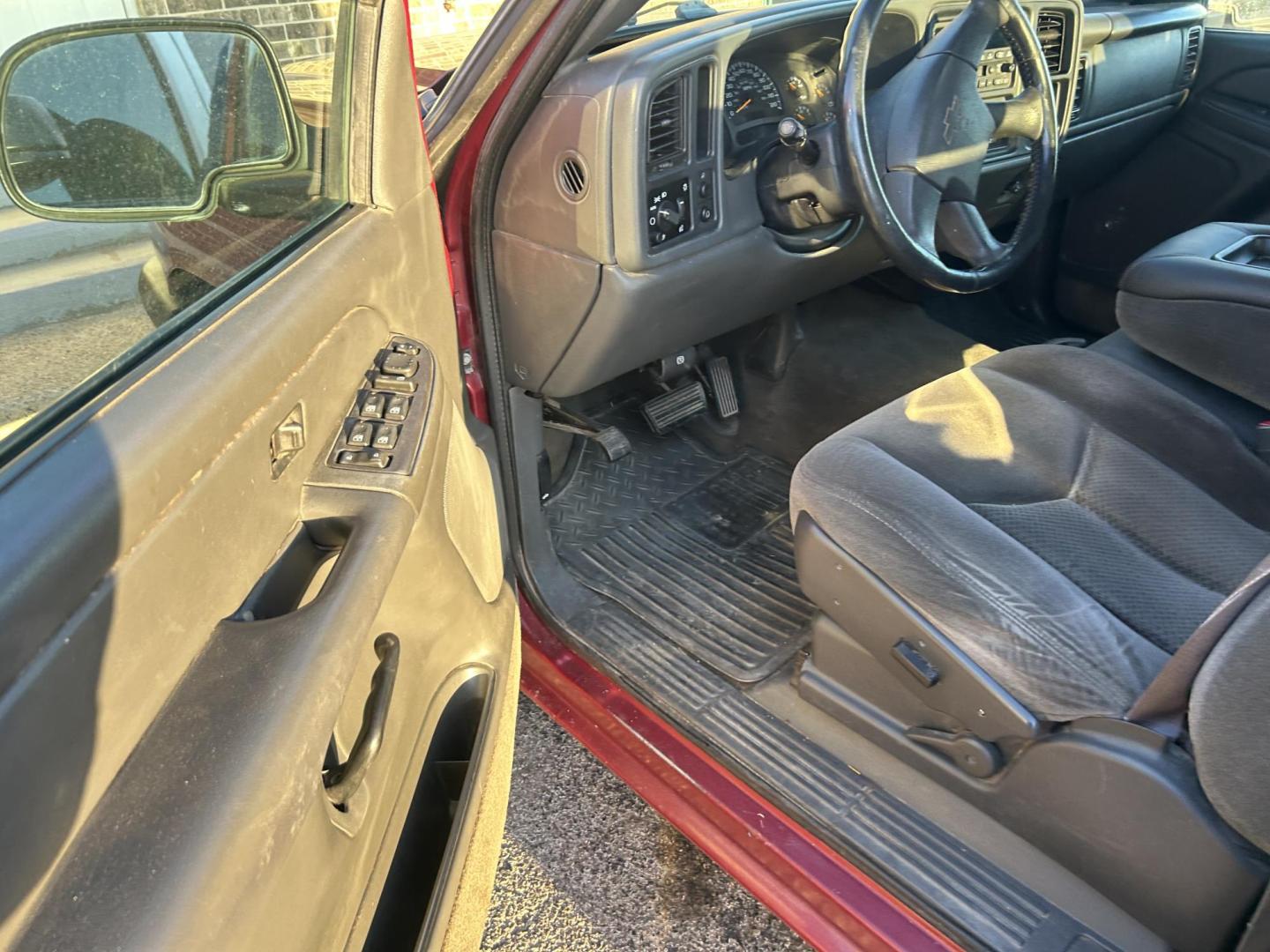 2005 Maroon Chevrolet Silverado 1500 LS Crew Cab 2WD (2GCEC13T751) with an 5.3L V8 OHV 16V engine, 4-Speed Automatic Overdrive transmission, located at 1687 Business 35 S, New Braunfels, TX, 78130, (830) 625-7159, 29.655487, -98.051491 - Photo#4