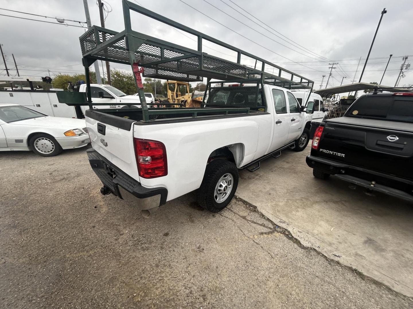2014 White Chevrolet Silverado 2500HD Work Truck Crew Cab Long Box 2WD (1GC1CVC82EF) with an 6.6L V8 OHV 32V TURBO DIESEL engine, 6A transmission, located at 1687 Business 35 S, New Braunfels, TX, 78130, (830) 625-7159, 29.655487, -98.051491 - Photo#1