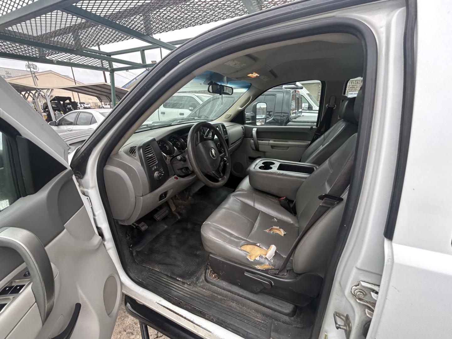 2014 White Chevrolet Silverado 2500HD Work Truck Crew Cab Long Box 2WD (1GC1CVC82EF) with an 6.6L V8 OHV 32V TURBO DIESEL engine, 6A transmission, located at 1687 Business 35 S, New Braunfels, TX, 78130, (830) 625-7159, 29.655487, -98.051491 - Photo#3