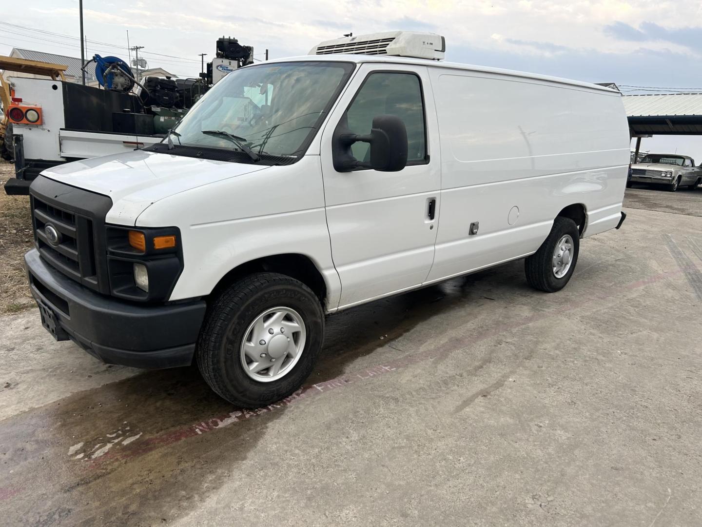 2011 White Ford E-Series Van E-250 Extended (1FTNS2EW9BD) with an 4.6L V8 SOHC 16V engine, 4-Speed Automatic transmission, located at 1687 Business 35 S, New Braunfels, TX, 78130, (830) 625-7159, 29.655487, -98.051491 - Photo#0