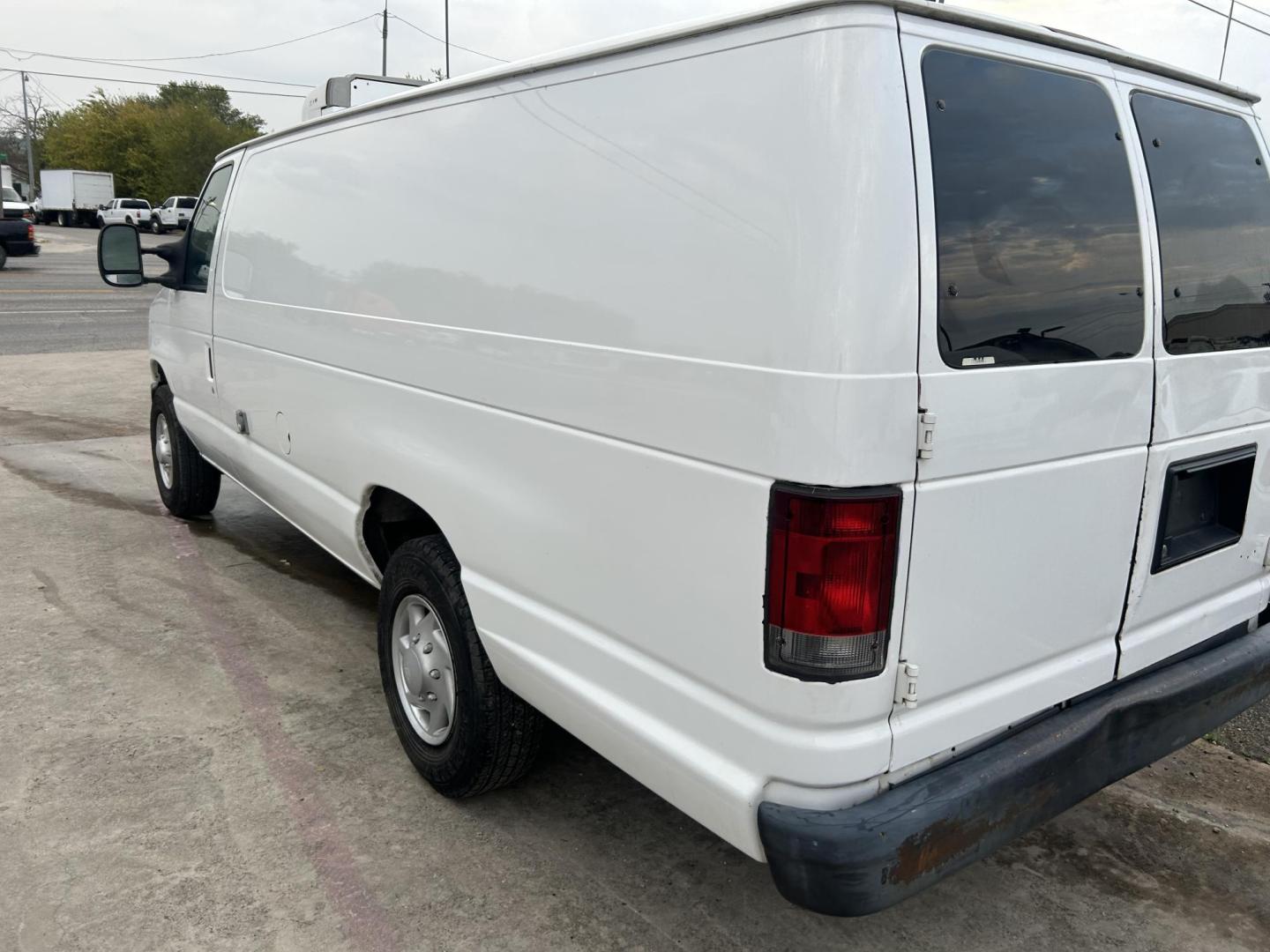 2011 White Ford E-Series Van E-250 Extended (1FTNS2EW9BD) with an 4.6L V8 SOHC 16V engine, 4-Speed Automatic transmission, located at 1687 Business 35 S, New Braunfels, TX, 78130, (830) 625-7159, 29.655487, -98.051491 - Photo#1