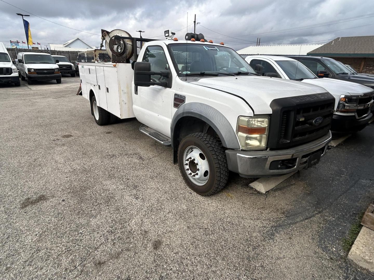 2008 White Ford F-550 Regular Cab 2WD DRW (1FDAF56R98E) with an 6.4L V8 OHV 32V TURBO DIESEL engine, located at 1687 Business 35 S, New Braunfels, TX, 78130, (830) 625-7159, 29.655487, -98.051491 - Photo#1