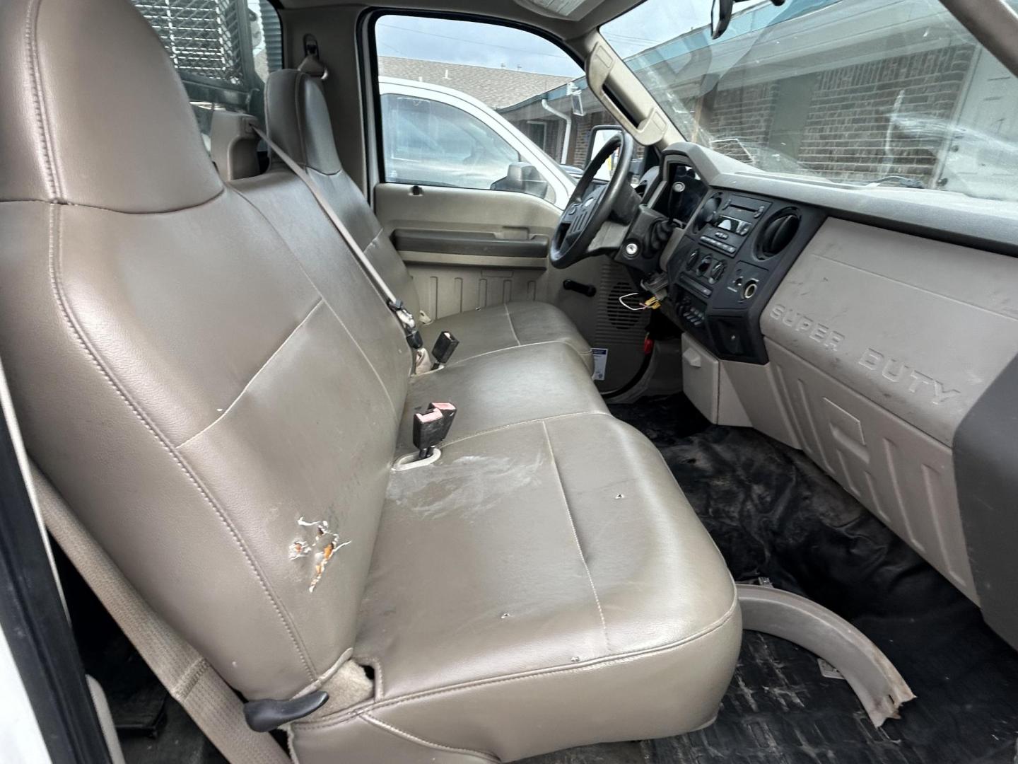 2008 White Ford F-550 Regular Cab 2WD DRW (1FDAF56R98E) with an 6.4L V8 OHV 32V TURBO DIESEL engine, located at 1687 Business 35 S, New Braunfels, TX, 78130, (830) 625-7159, 29.655487, -98.051491 - Photo#2