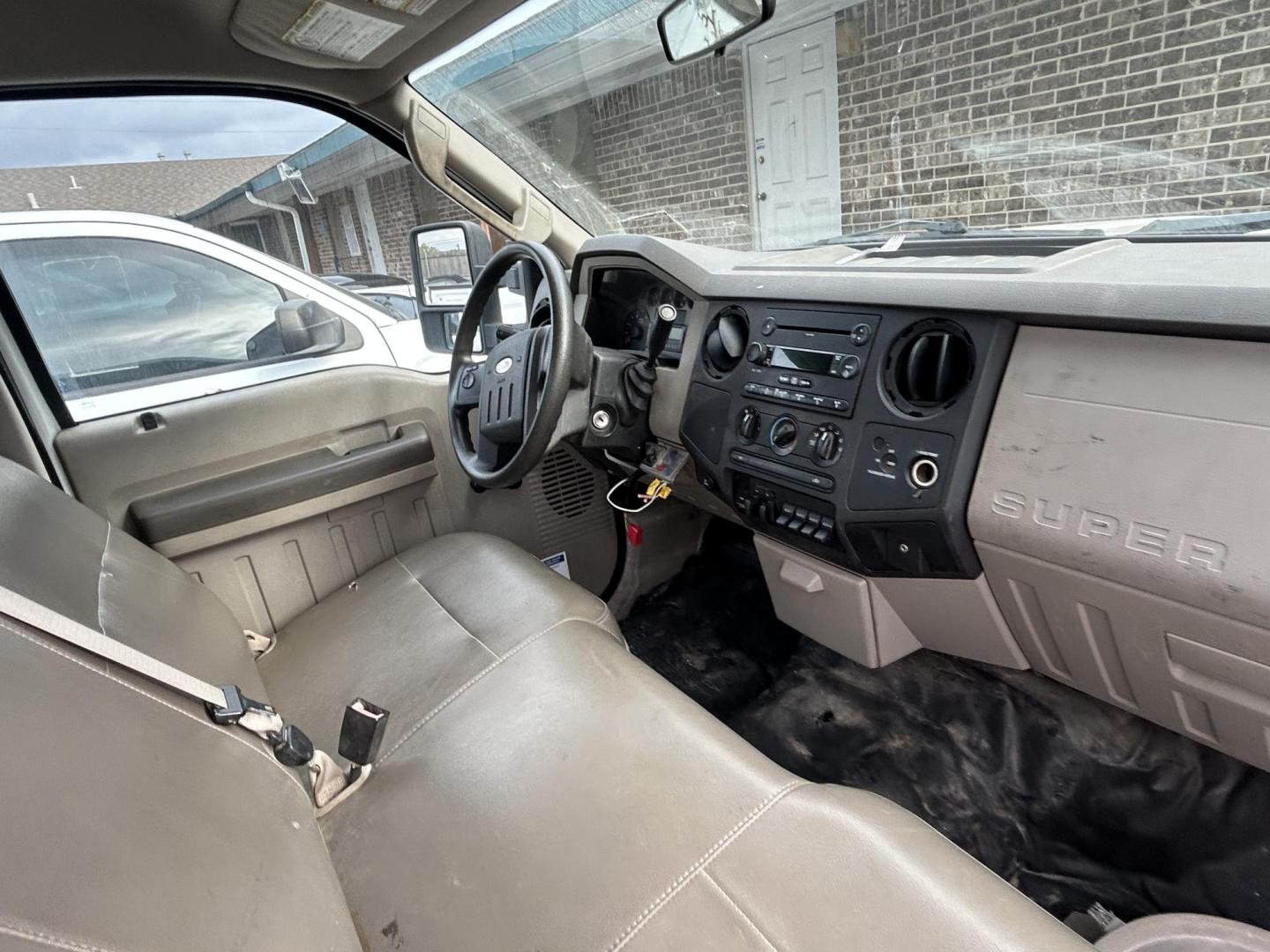 2008 White Ford F-550 Regular Cab 2WD DRW (1FDAF56R98E) with an 6.4L V8 OHV 32V TURBO DIESEL engine, located at 1687 Business 35 S, New Braunfels, TX, 78130, (830) 625-7159, 29.655487, -98.051491 - Photo#3