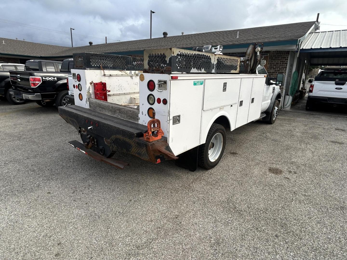 2008 White Ford F-550 Regular Cab 2WD DRW (1FDAF56R98E) with an 6.4L V8 OHV 32V TURBO DIESEL engine, located at 1687 Business 35 S, New Braunfels, TX, 78130, (830) 625-7159, 29.655487, -98.051491 - Photo#4