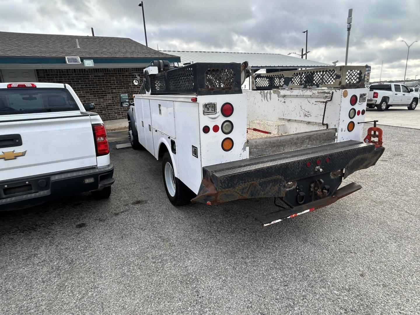2008 White Ford F-550 Regular Cab 2WD DRW (1FDAF56R98E) with an 6.4L V8 OHV 32V TURBO DIESEL engine, located at 1687 Business 35 S, New Braunfels, TX, 78130, (830) 625-7159, 29.655487, -98.051491 - Photo#6
