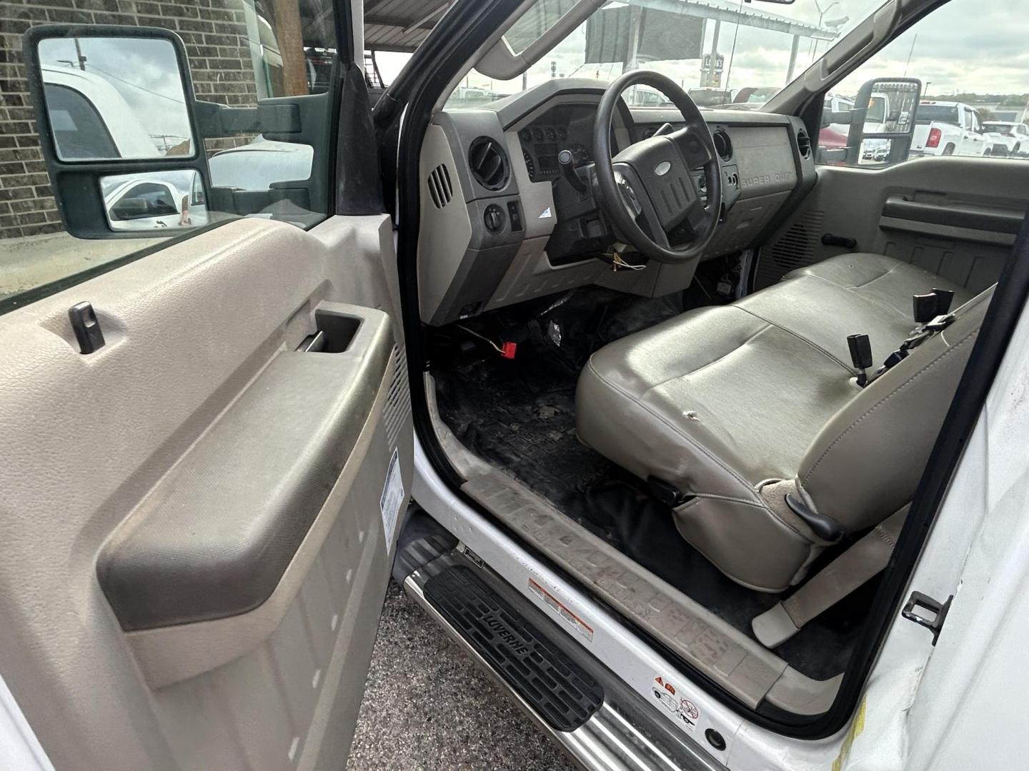 2008 White Ford F-550 Regular Cab 2WD DRW (1FDAF56R98E) with an 6.4L V8 OHV 32V TURBO DIESEL engine, located at 1687 Business 35 S, New Braunfels, TX, 78130, (830) 625-7159, 29.655487, -98.051491 - Photo#7