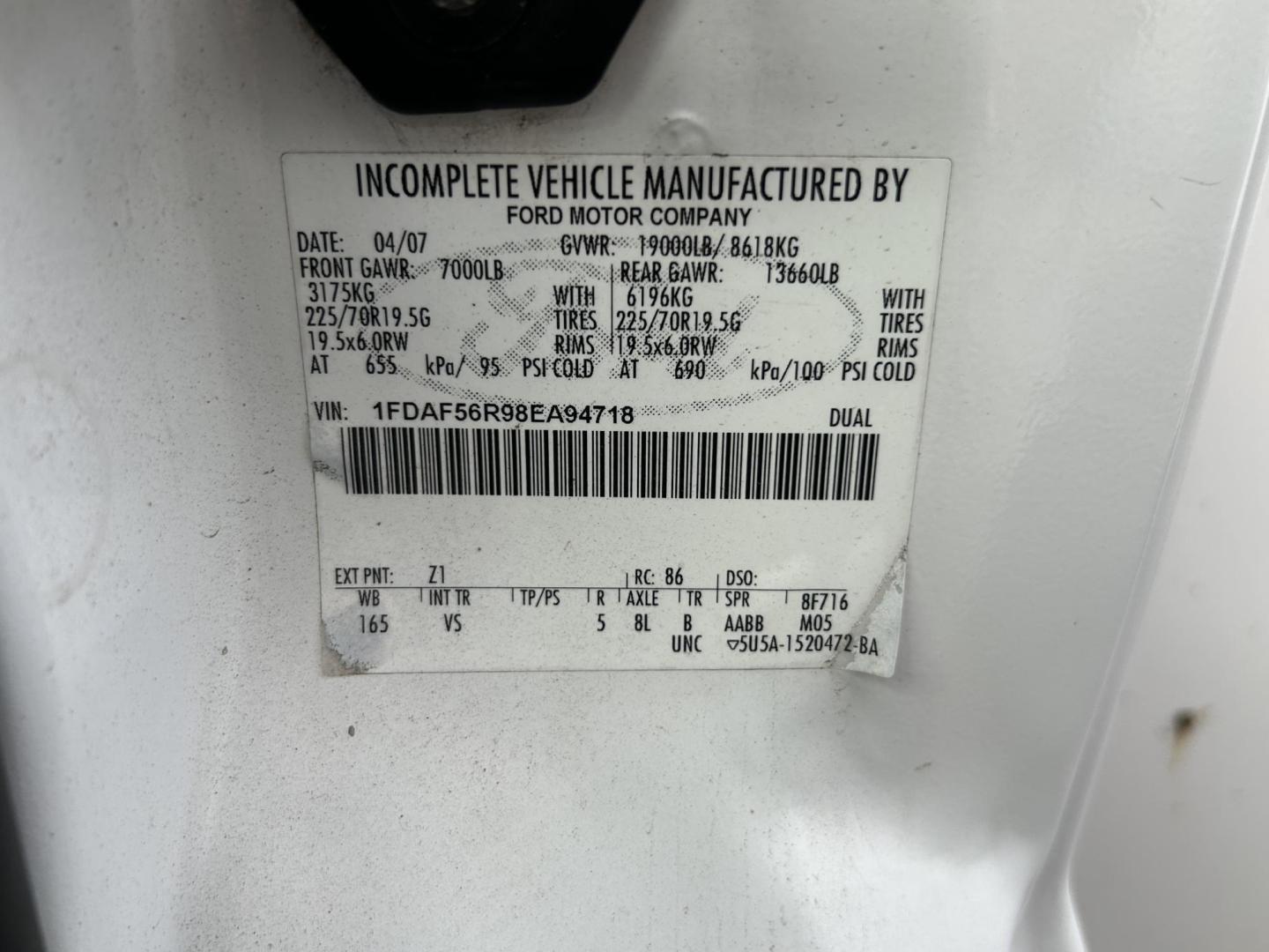 2008 White Ford F-550 Regular Cab 2WD DRW (1FDAF56R98E) with an 6.4L V8 OHV 32V TURBO DIESEL engine, located at 1687 Business 35 S, New Braunfels, TX, 78130, (830) 625-7159, 29.655487, -98.051491 - Photo#11