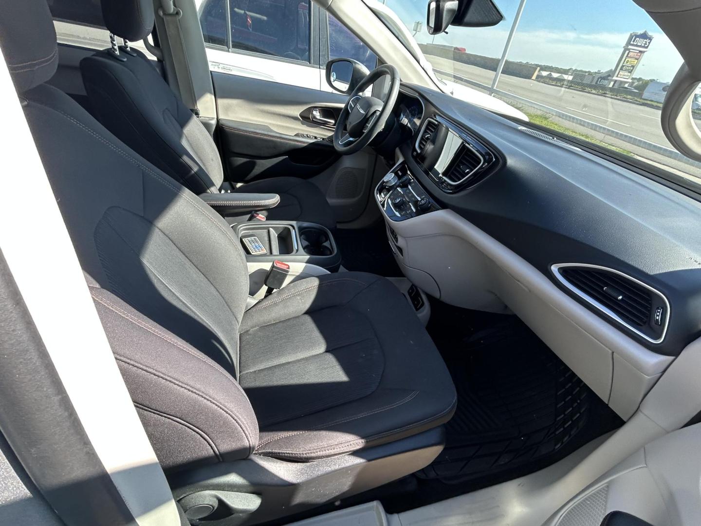 2017 Silver Chrysler Pacifica Touring (2C4RC1BG0HR) with an 3.6L V6 DOHC 24V engine, 6A transmission, located at 1687 Business 35 S, New Braunfels, TX, 78130, (830) 625-7159, 29.655487, -98.051491 - Photo#2