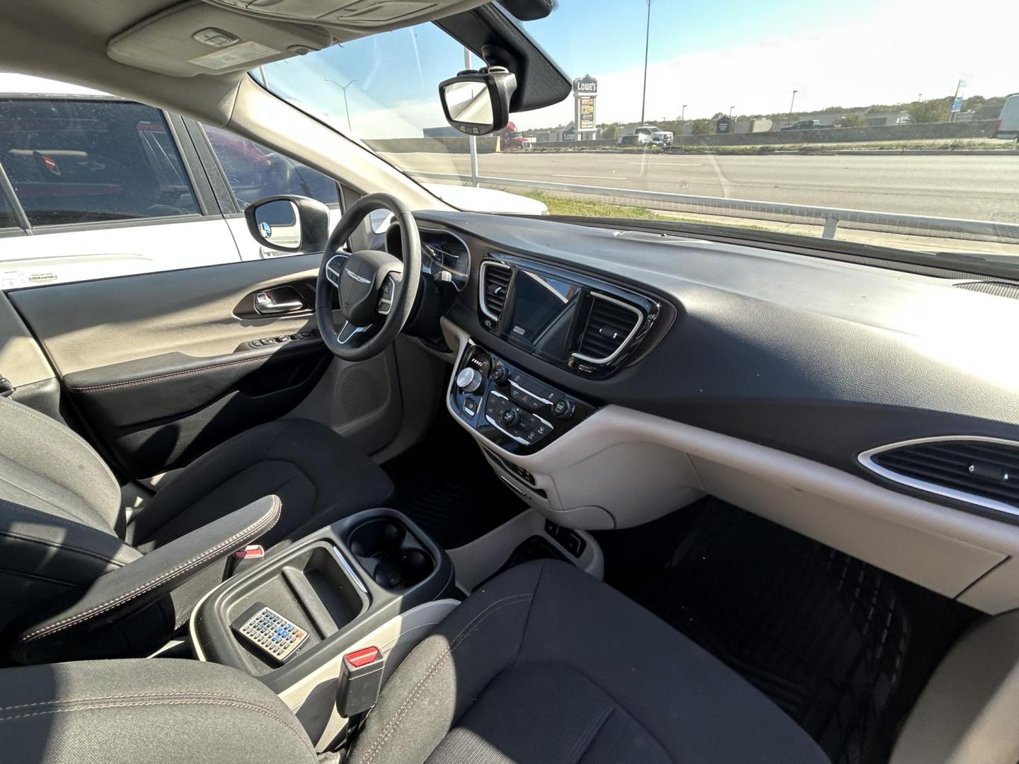 2017 Silver Chrysler Pacifica Touring (2C4RC1BG0HR) with an 3.6L V6 DOHC 24V engine, 6A transmission, located at 1687 Business 35 S, New Braunfels, TX, 78130, (830) 625-7159, 29.655487, -98.051491 - Photo#3