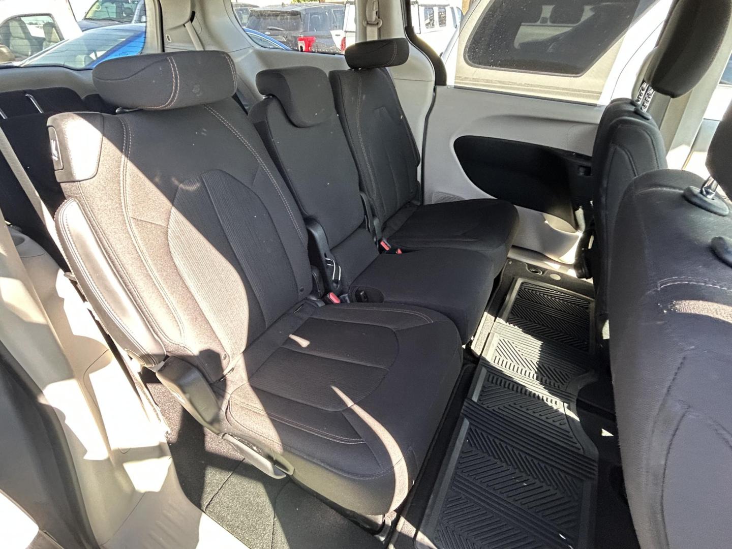 2017 Silver Chrysler Pacifica Touring (2C4RC1BG0HR) with an 3.6L V6 DOHC 24V engine, 6A transmission, located at 1687 Business 35 S, New Braunfels, TX, 78130, (830) 625-7159, 29.655487, -98.051491 - Photo#4